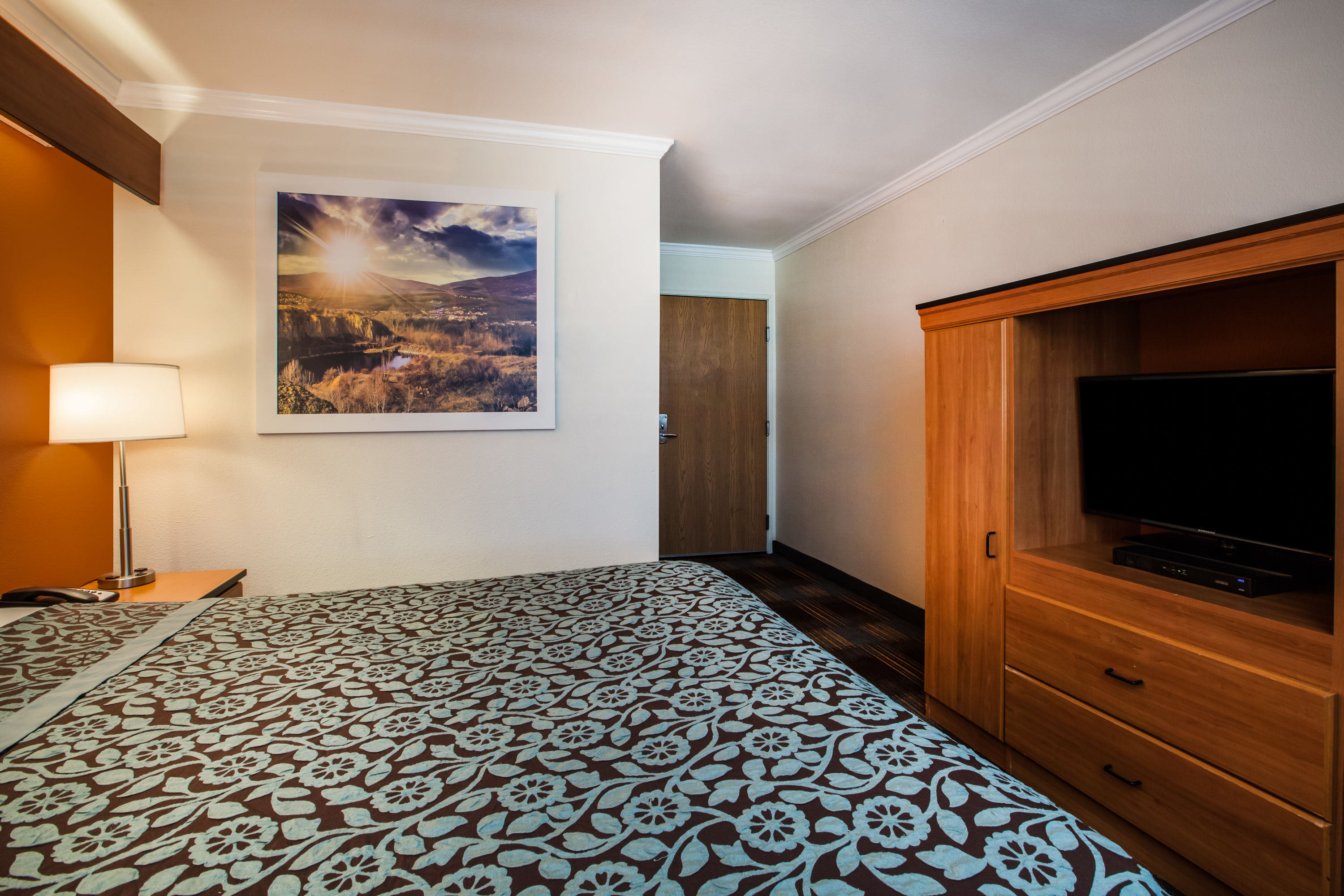 Guest room at the Days Inn & Suites by Wyndham Antioch in Antioch, California