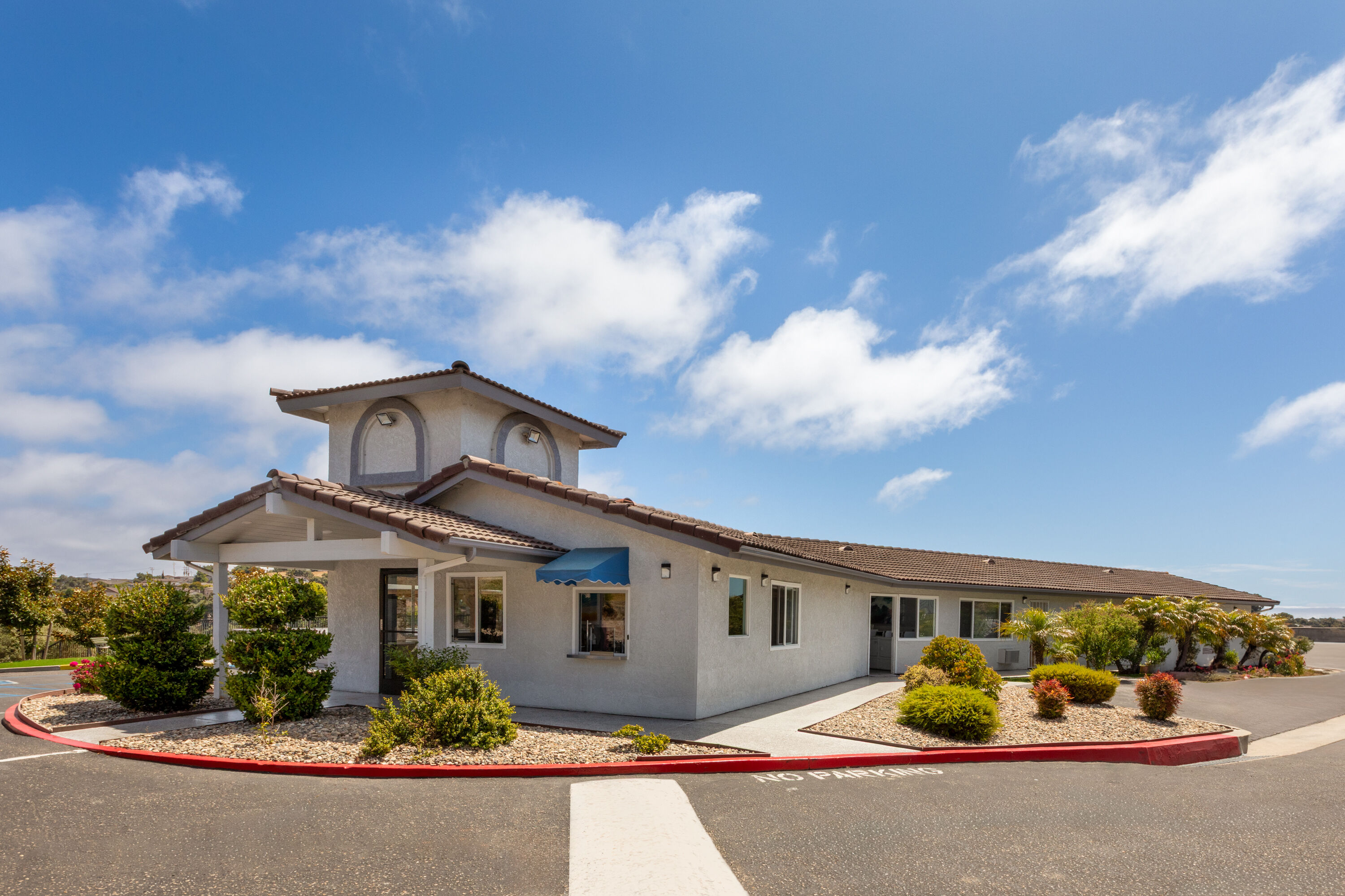 Exterior Day Image of Days Inn by Wyndham Arroyo Grande/Pismo Beach hotel in Arroyo Grande, California