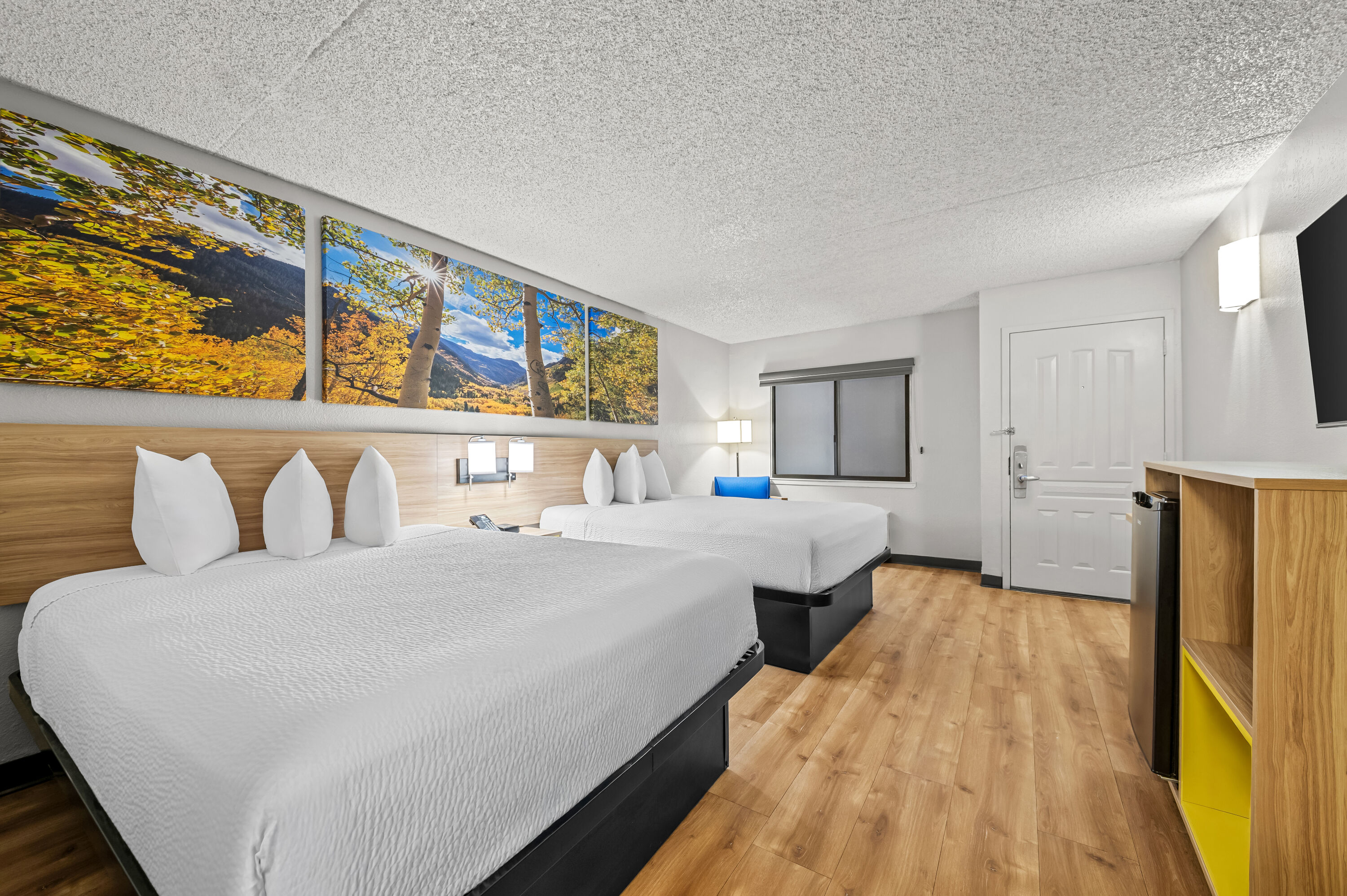 Double bed guest room at the Days Inn by Wyndham Buena Park in Buena Park, California