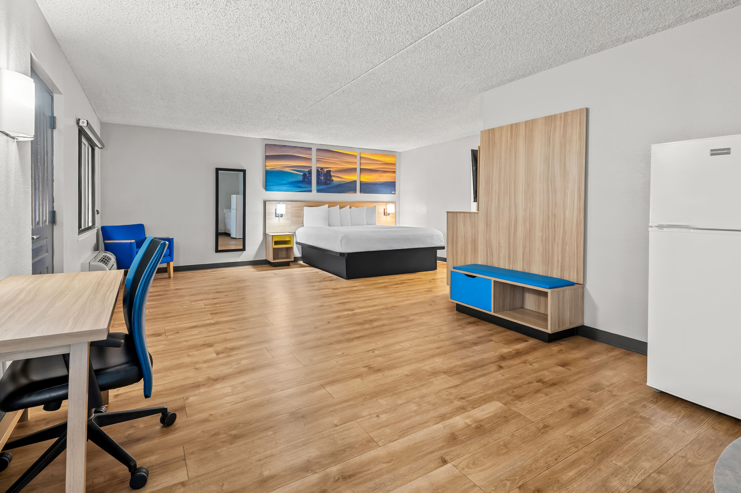 Days Inn by Wyndham Buena Park suite in Buena Park, California