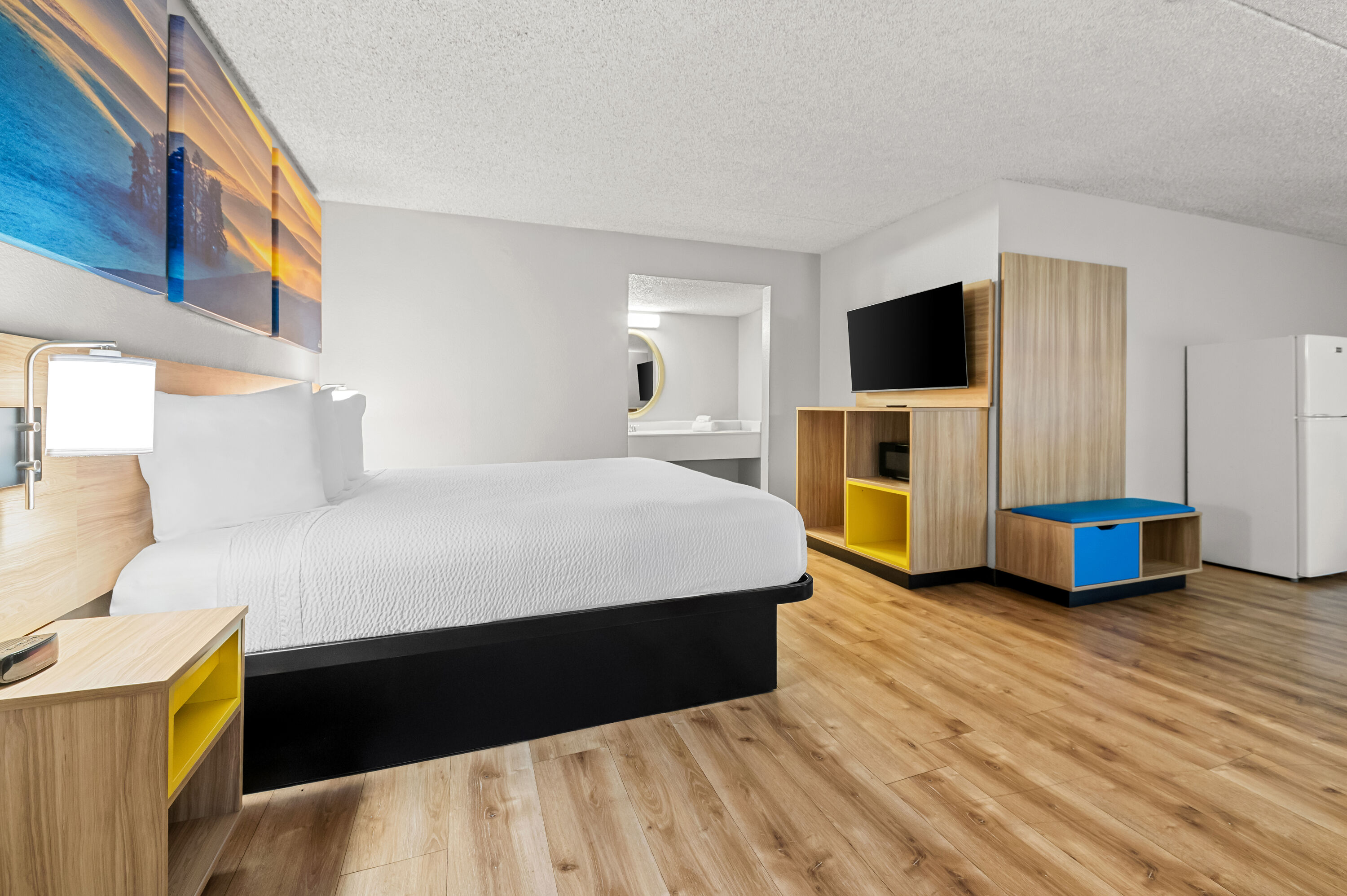 Days Inn by Wyndham Buena Park suite in Buena Park, California