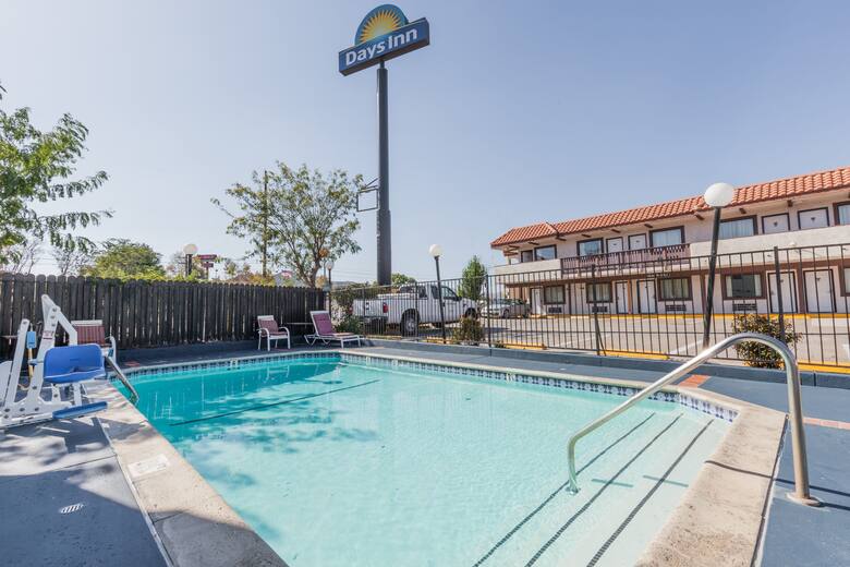 Days Inn Castaic Six Flags Magic Mountain Hotels Ca 91384 Pool At The Days Inn Castaic Six Flags Magic Mountain In California