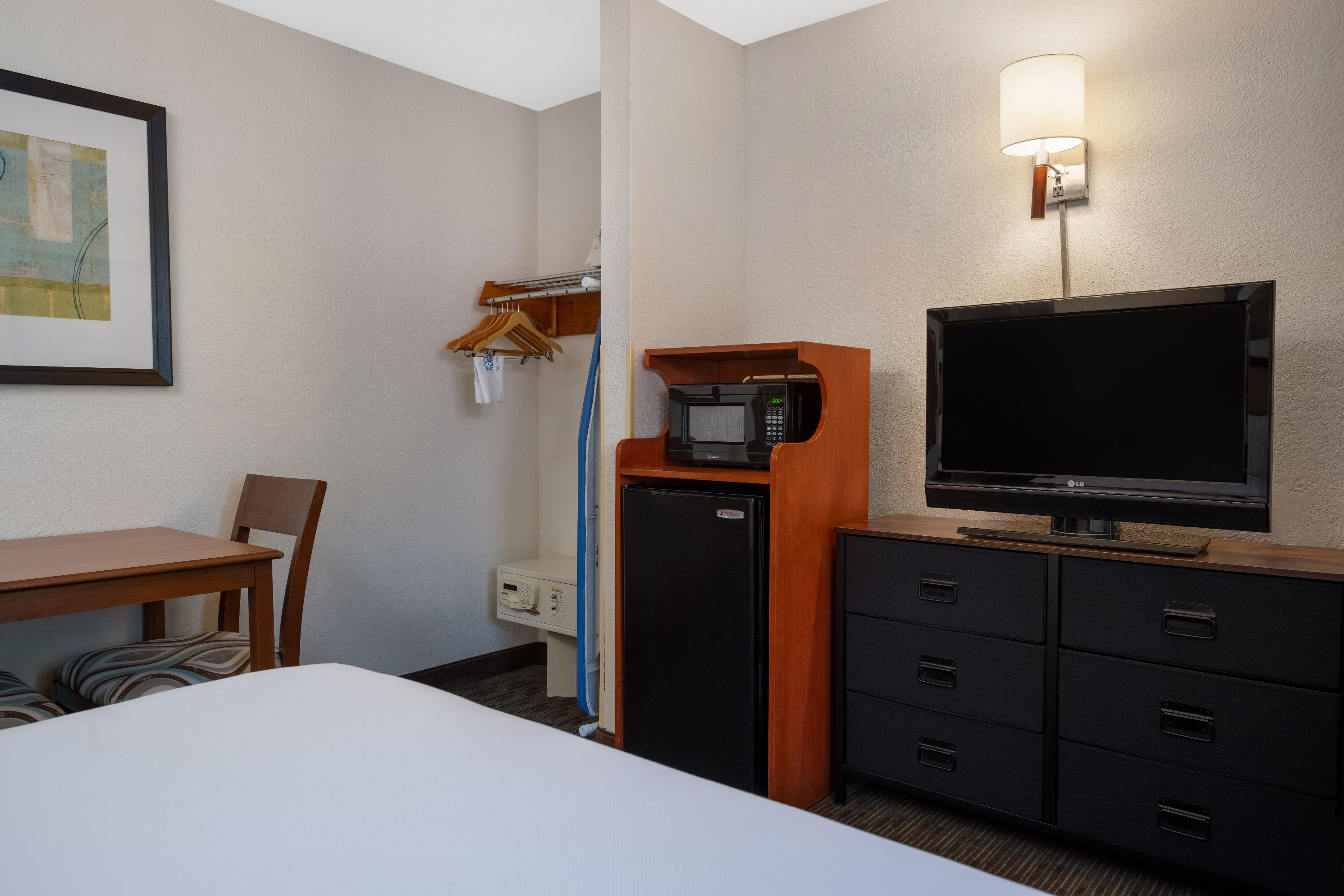 Guest room at the Days Inn by Wyndham Encinitas Moonlight Beach in Encinitas, California