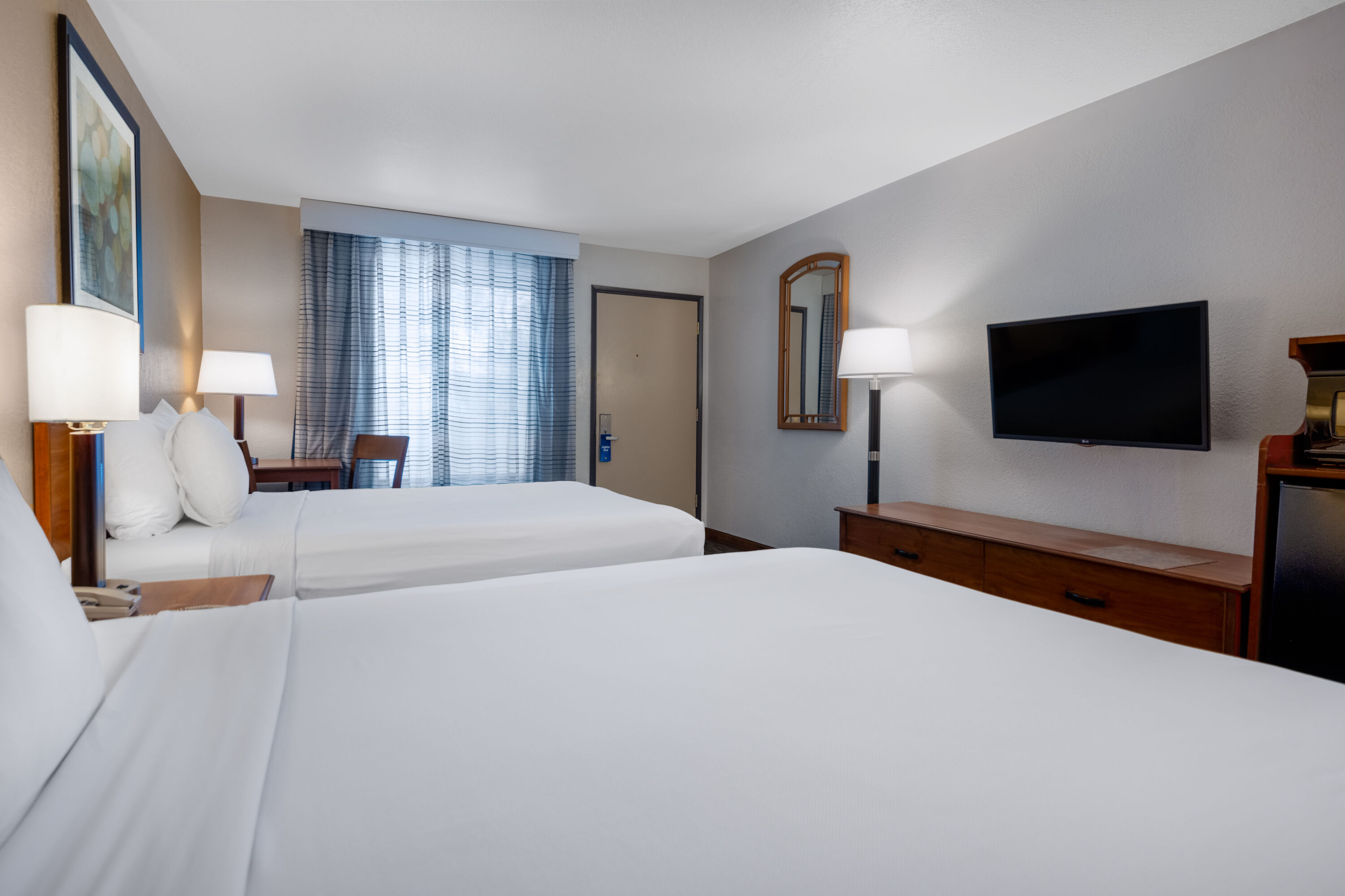 Guest room at the Days Inn by Wyndham Encinitas Moonlight Beach in Encinitas, California