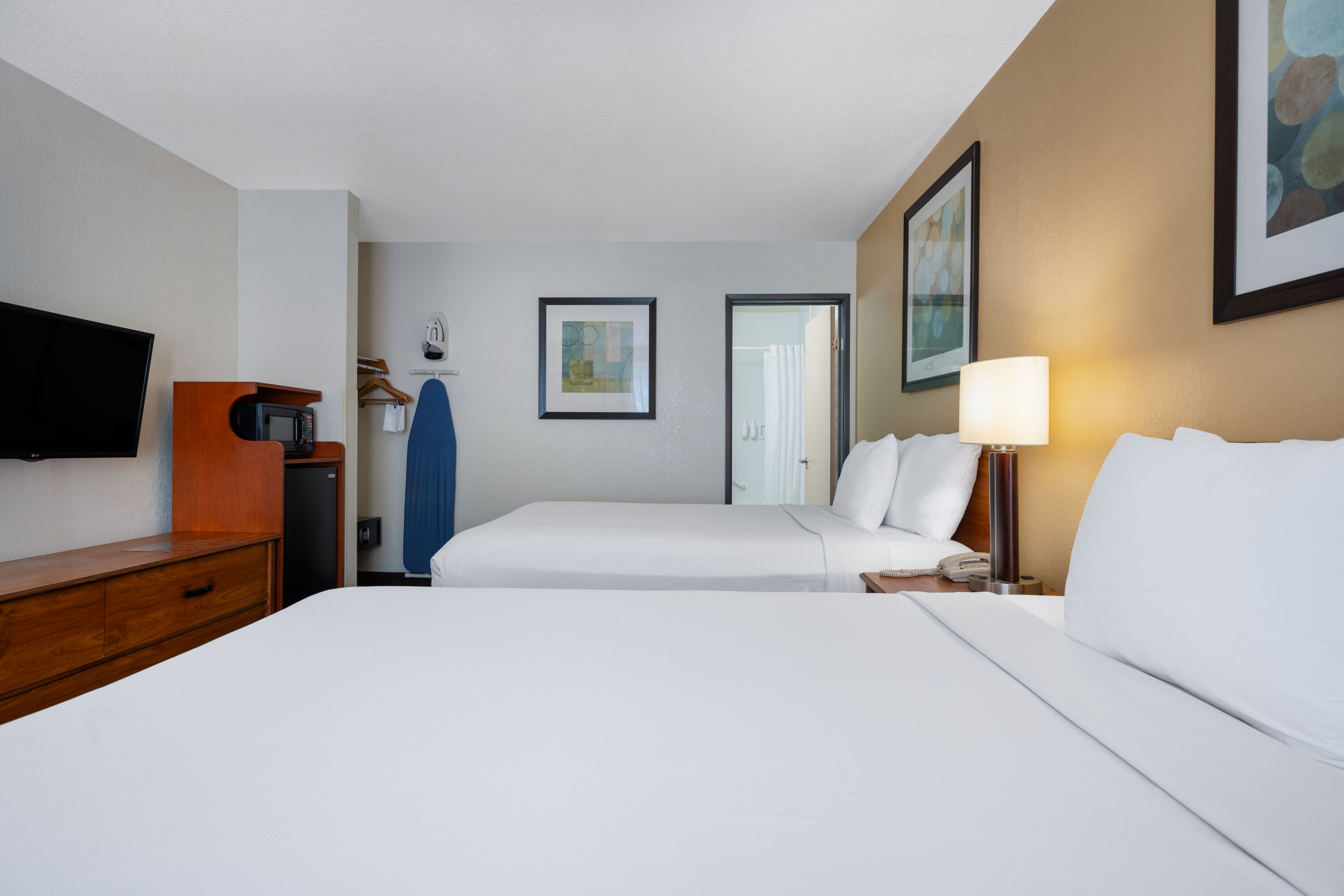 Guest room at the Days Inn by Wyndham Encinitas Moonlight Beach in Encinitas, California