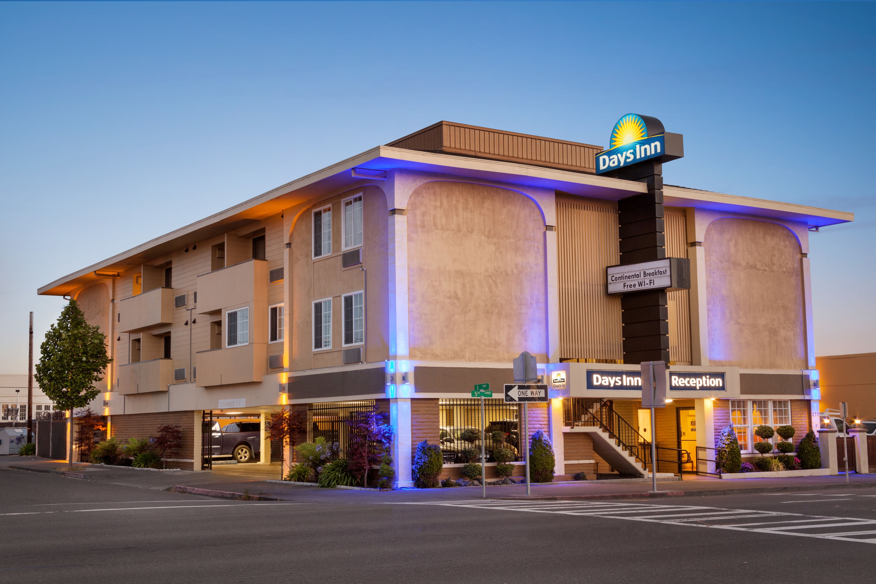 Exterior of Days Inn by Wyndham Eureka CA hotel in Eureka, California