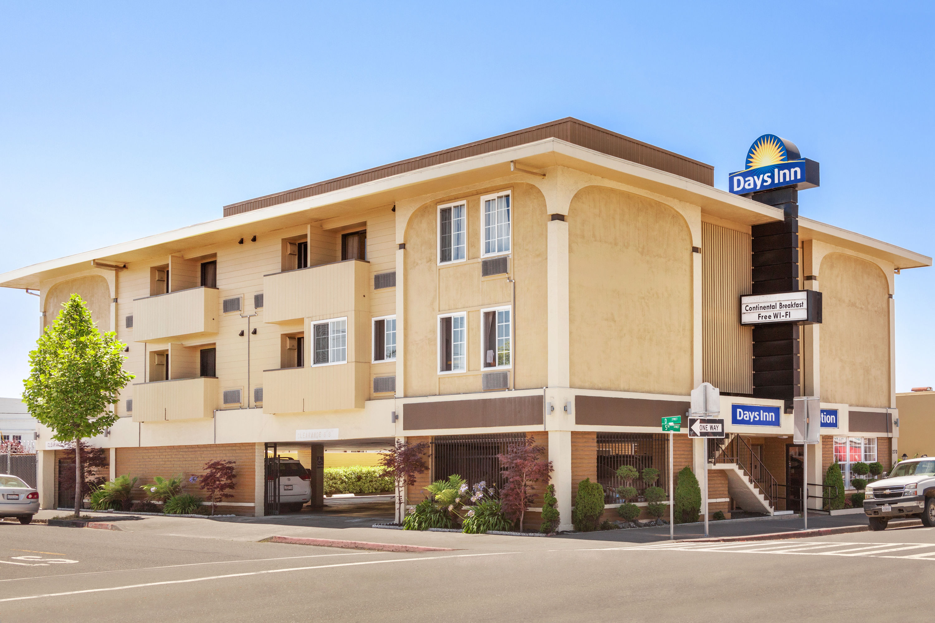 Exterior of Days Inn by Wyndham Eureka CA hotel in Eureka, California
