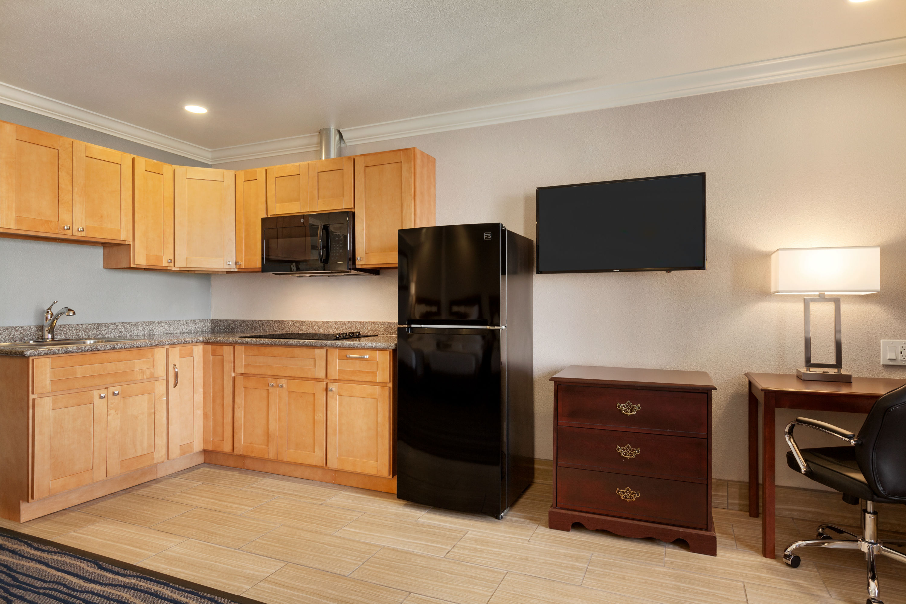 Queen bed guest room at the Days Inn by Wyndham Eureka CA in Eureka, California