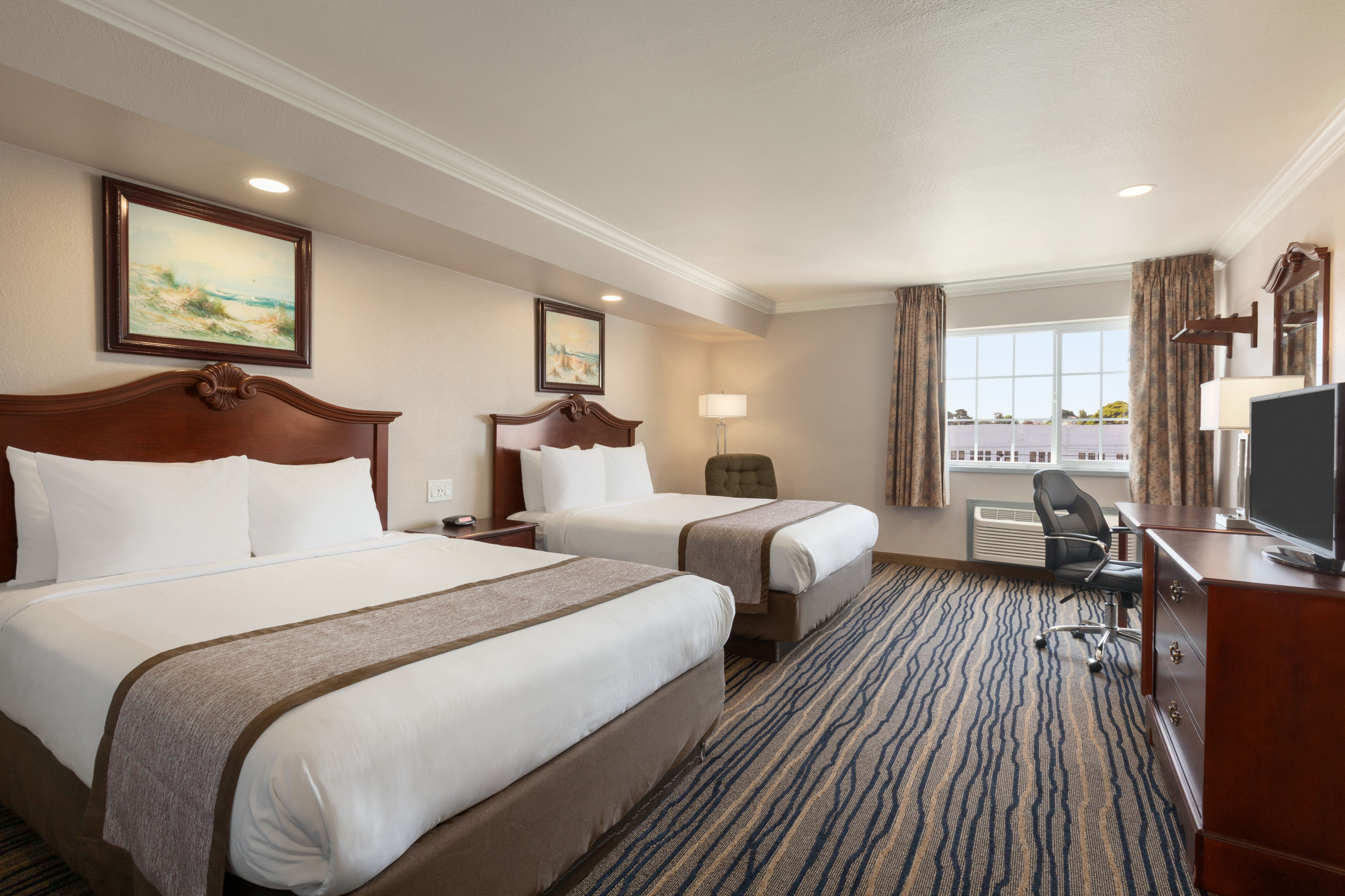 Queen bed guest room at the Days Inn by Wyndham Eureka CA in Eureka, California