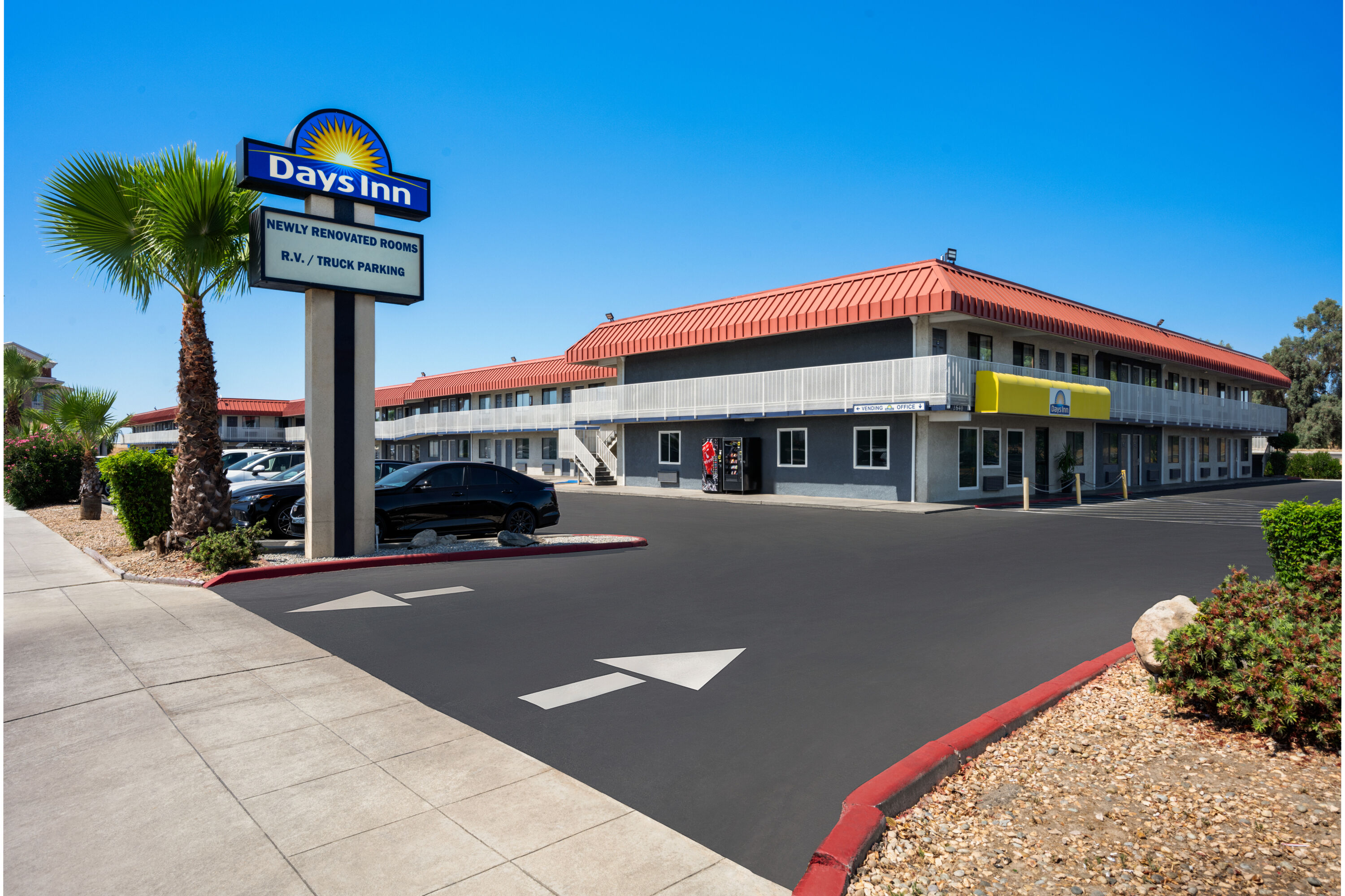 Exterior of Days Inn by Wyndham Fresno South hotel in Fresno, California