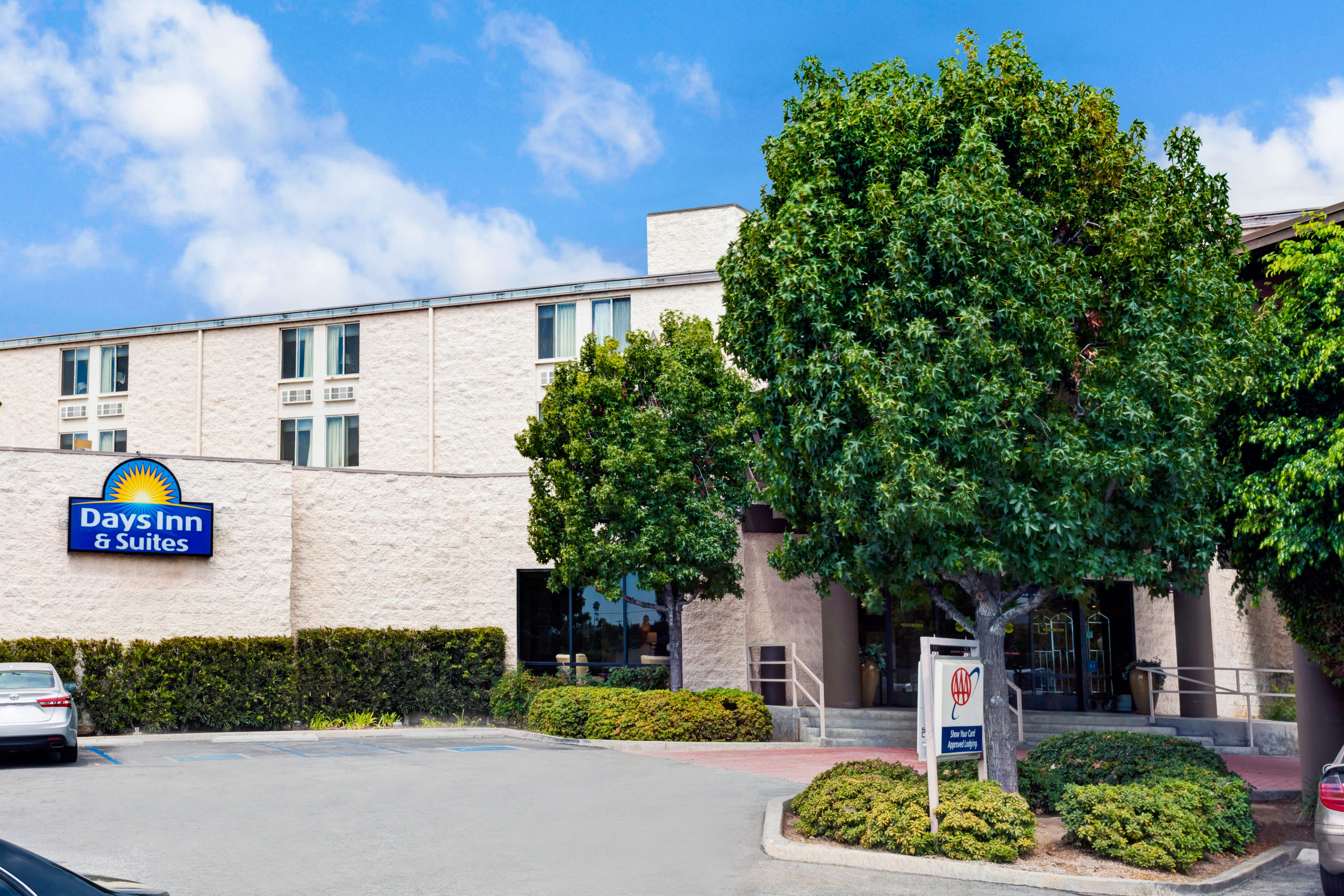 Days Inn Suites By Wyndham Fullerton Fullerton Ca Hotels