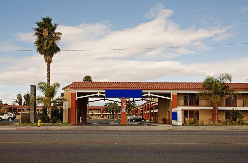 Exterior Dusk Image of Days Inn by Wyndham Hemet hotel in Hemet, California