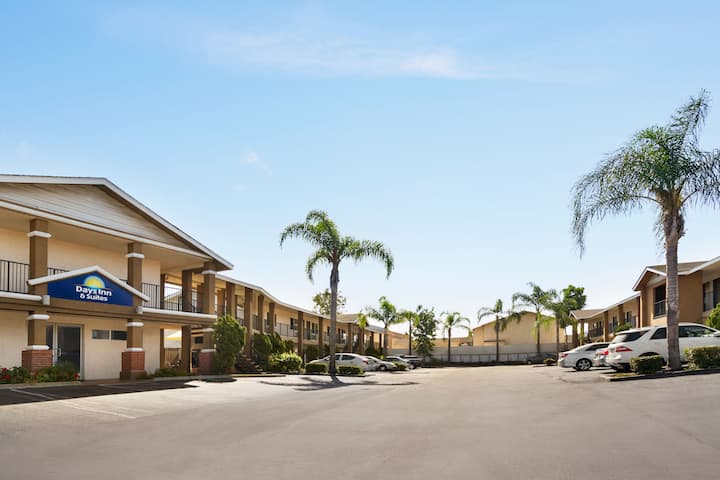 Days Inn Suites By Wyndham San Diego Sdsu La Mesa Ca Hotels