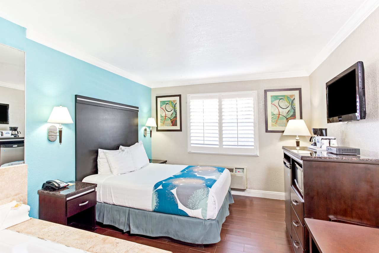 Photos And Videos Of Days Inn By Wyndham Long Beach City Center Https Www Wyndhamhotels Content Dam Property Images En Us Di Ca Long Beach 02437 Guestroom 4 Jpg Downsize 1280px At The Days Inn By Wyndham