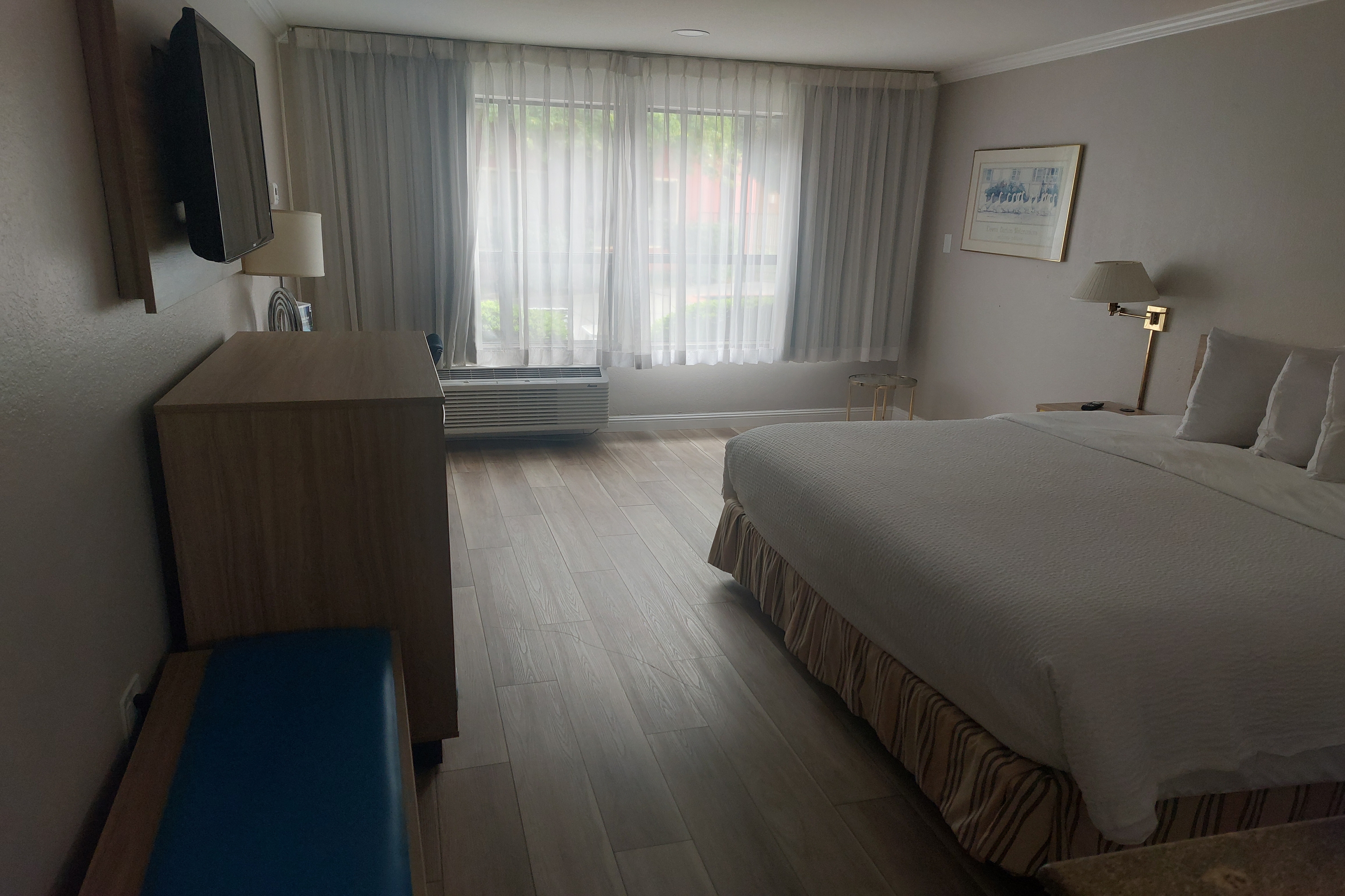 Guest room at the Days Inn & Suites by Wyndham Mountain View in Mountain View, California