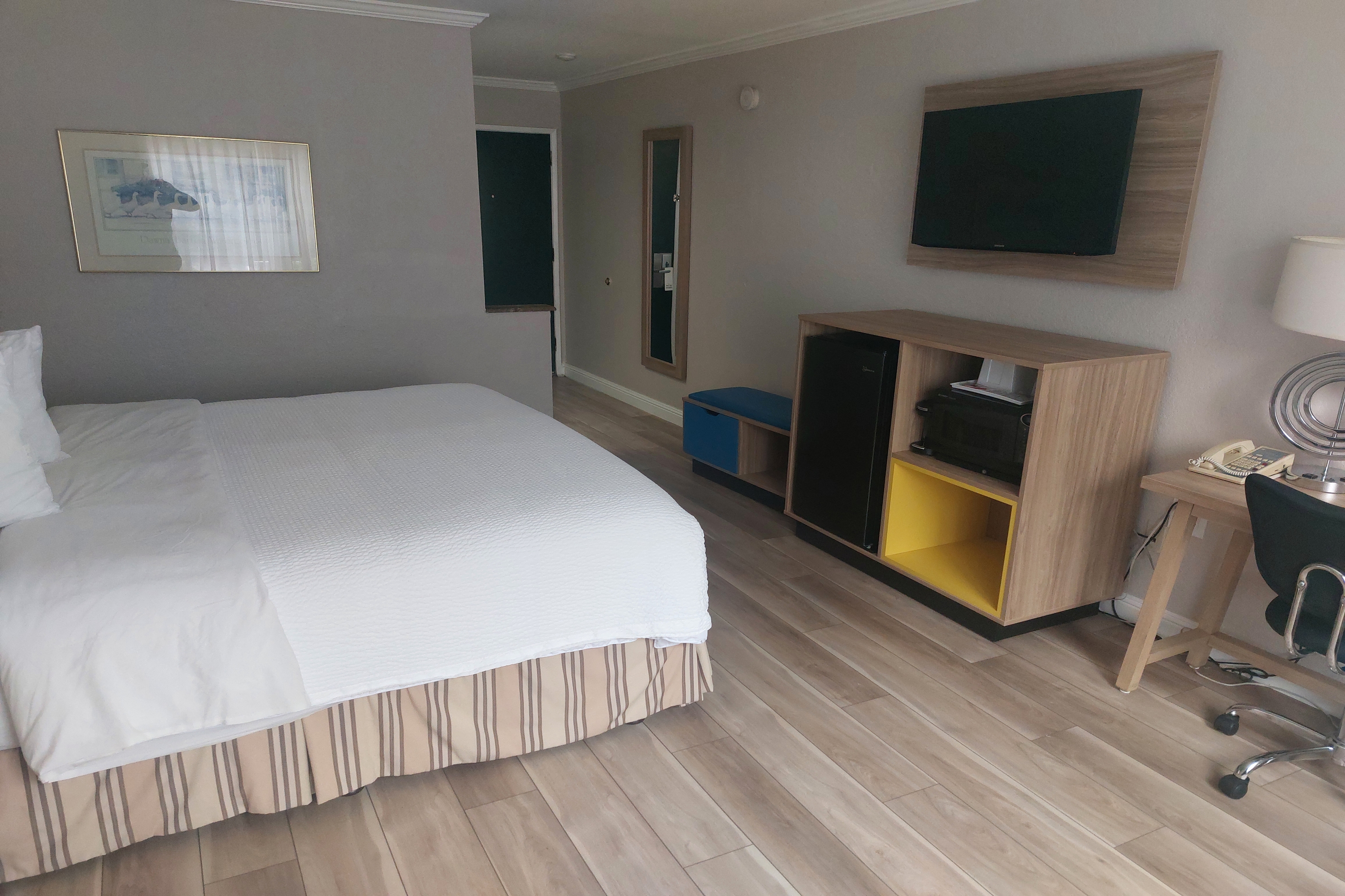 Guest room at the Days Inn & Suites by Wyndham Mountain View in Mountain View, California