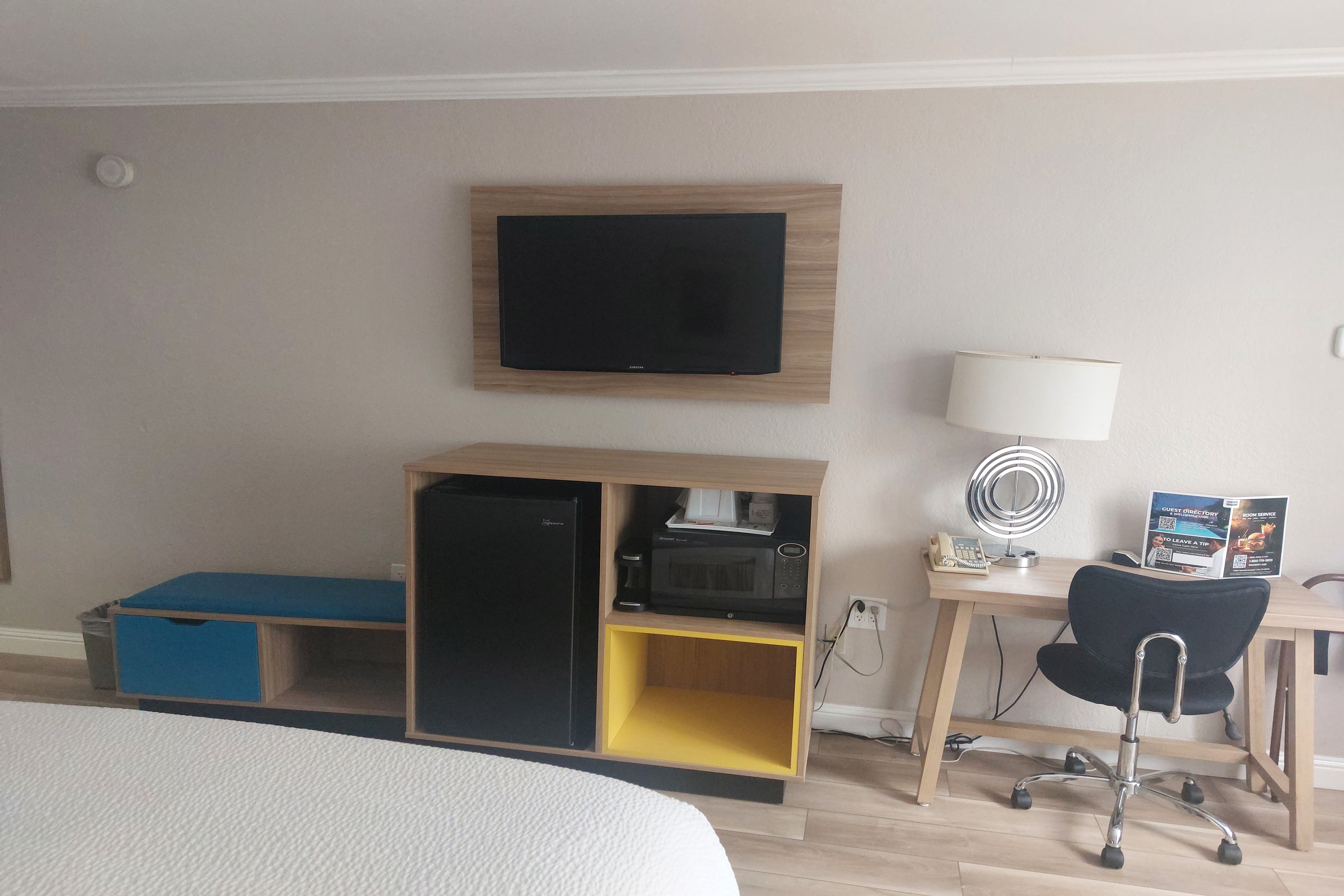 Guest room at the Days Inn & Suites by Wyndham Mountain View in Mountain View, California