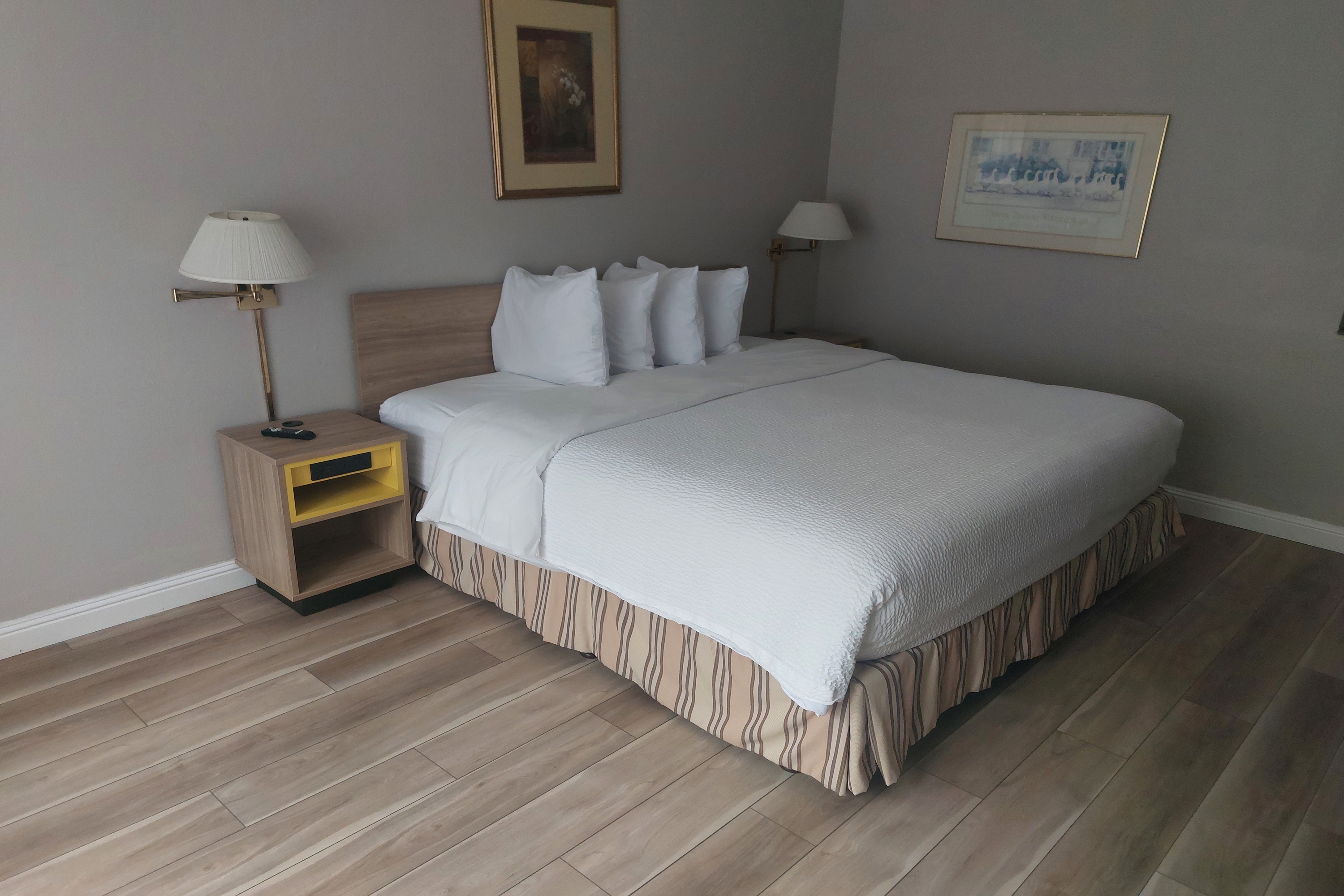 Guest room at the Days Inn & Suites by Wyndham Mountain View in Mountain View, California