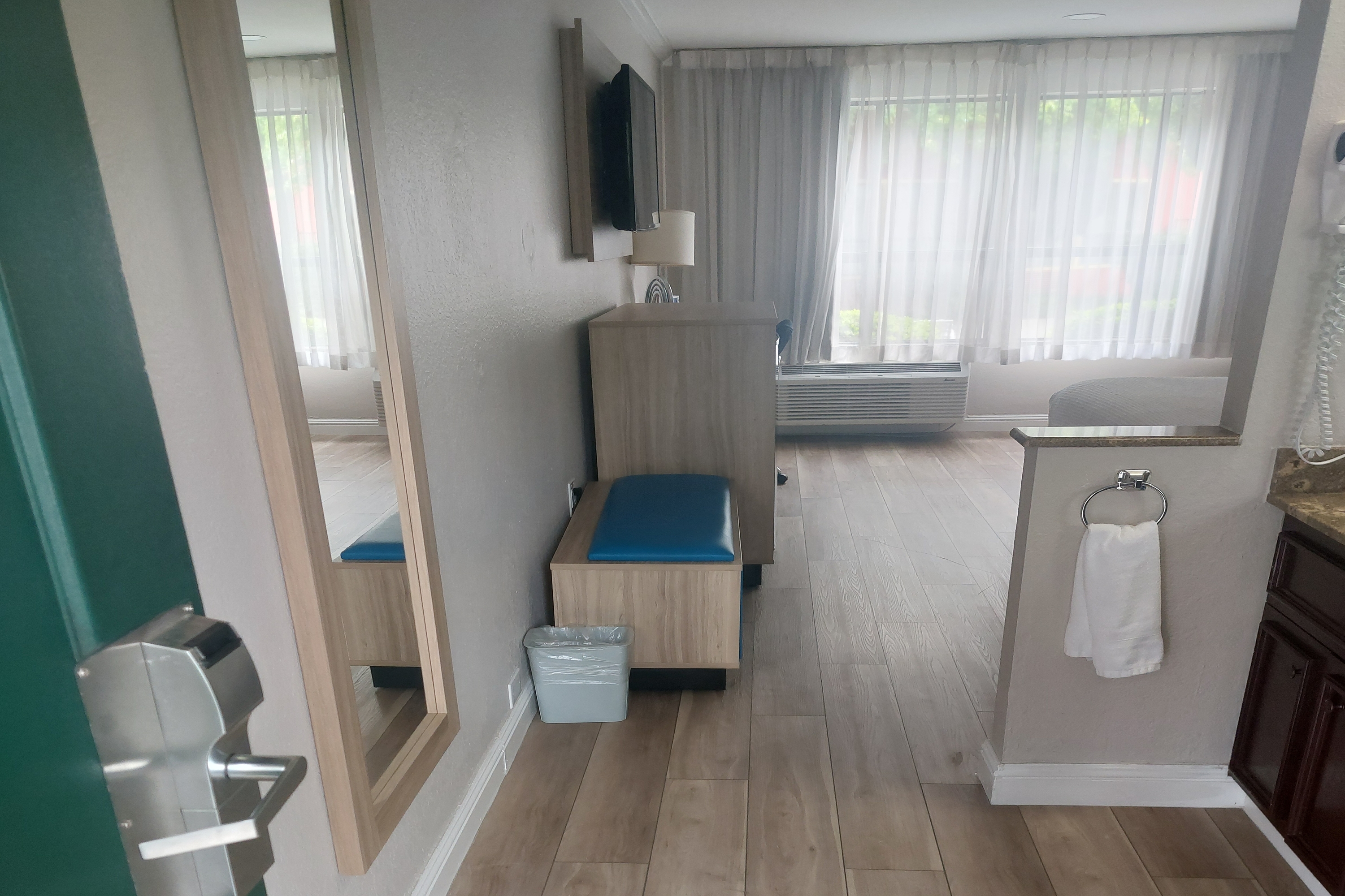 Guest room at the Days Inn & Suites by Wyndham Mountain View in Mountain View, California