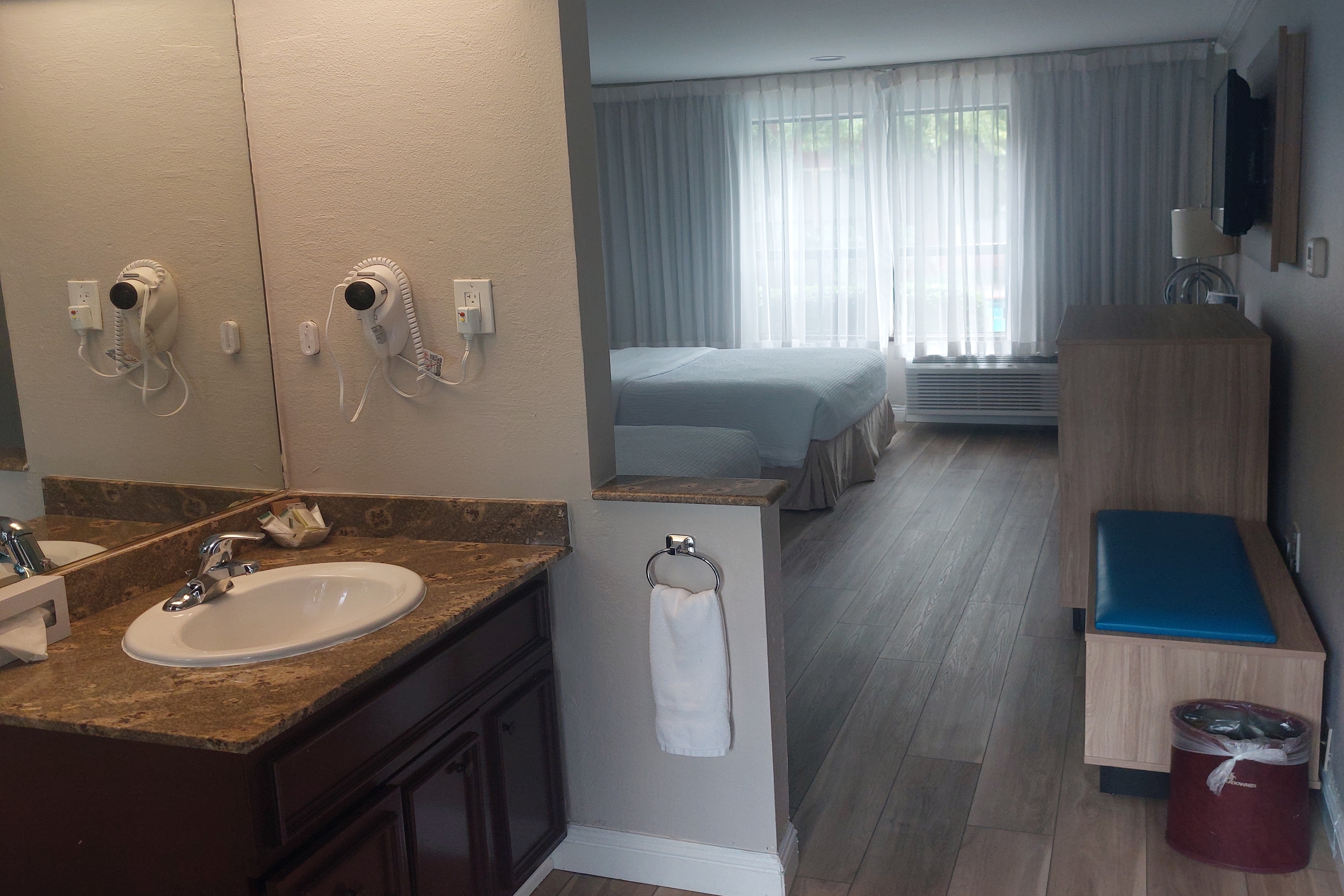 Guest room at the Days Inn & Suites by Wyndham Mountain View in Mountain View, California