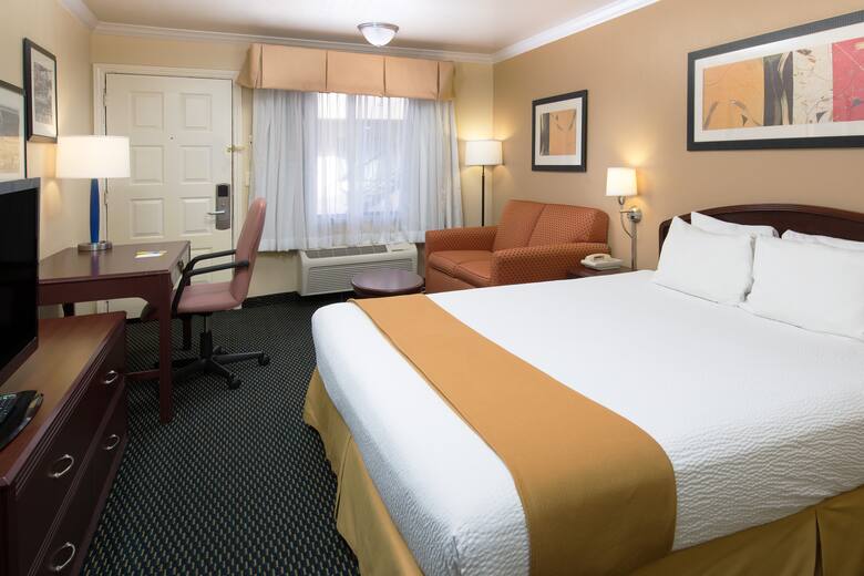 Days Inn By Wyndham Pinole Berkeley Hotels Ca 94564 Guest Room At The Days Inn By Wyndham Pinole Berkeley In California