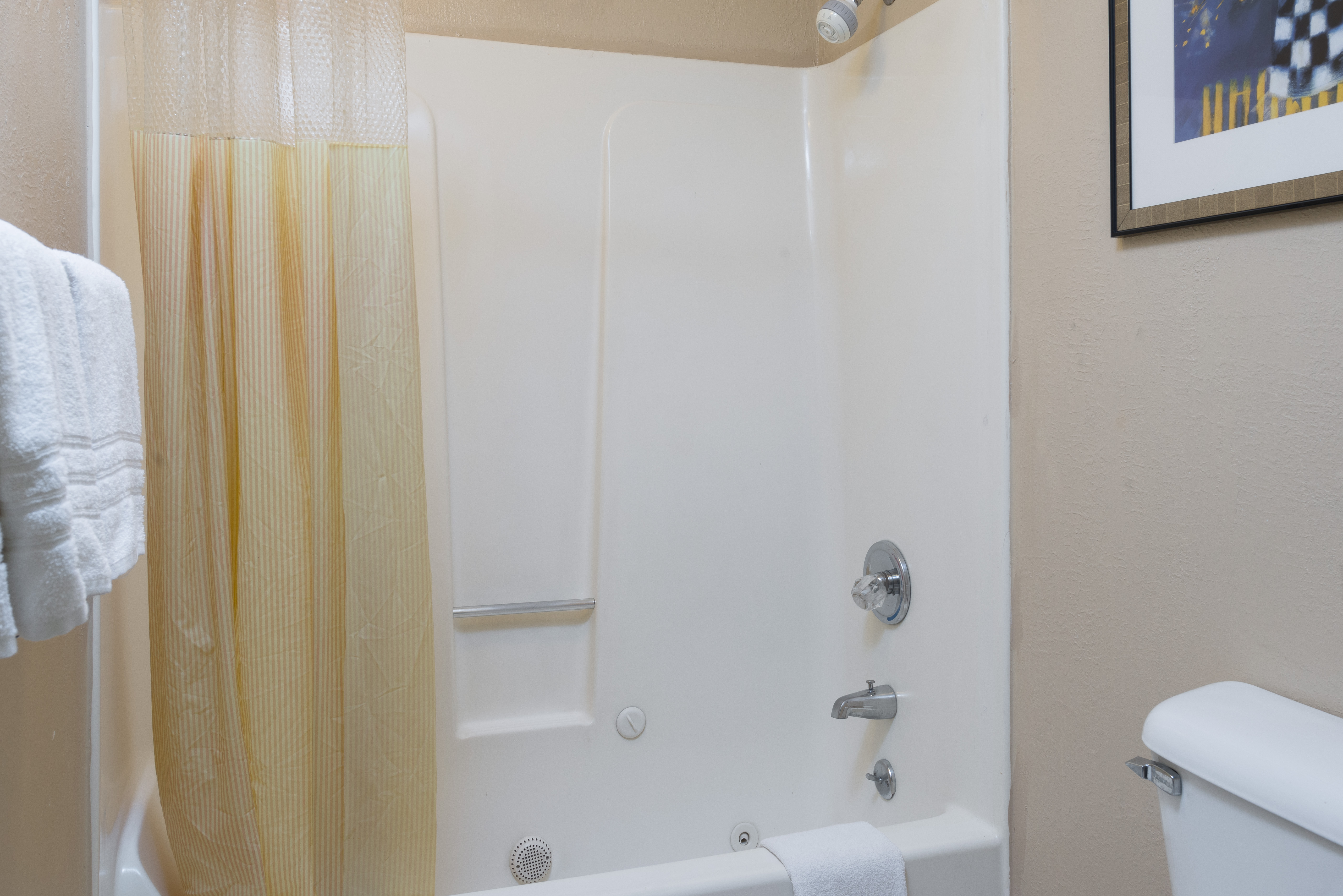 Guest room bath at the Days Inn by Wyndham Pinole Berkeley in Pinole, California