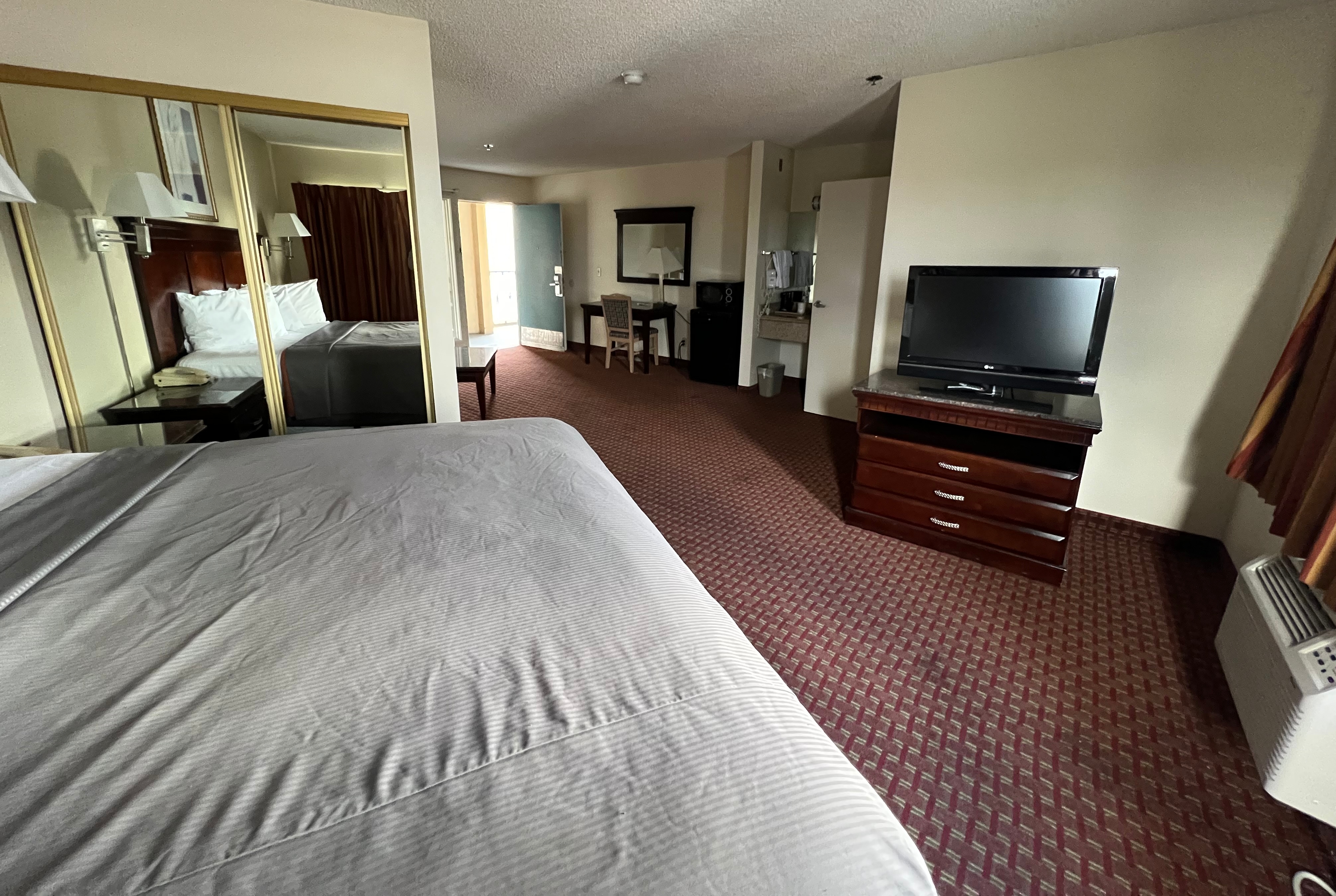 Days Inn & Suites by Wyndham Rancho Cordova suite in Rancho Cordova, California