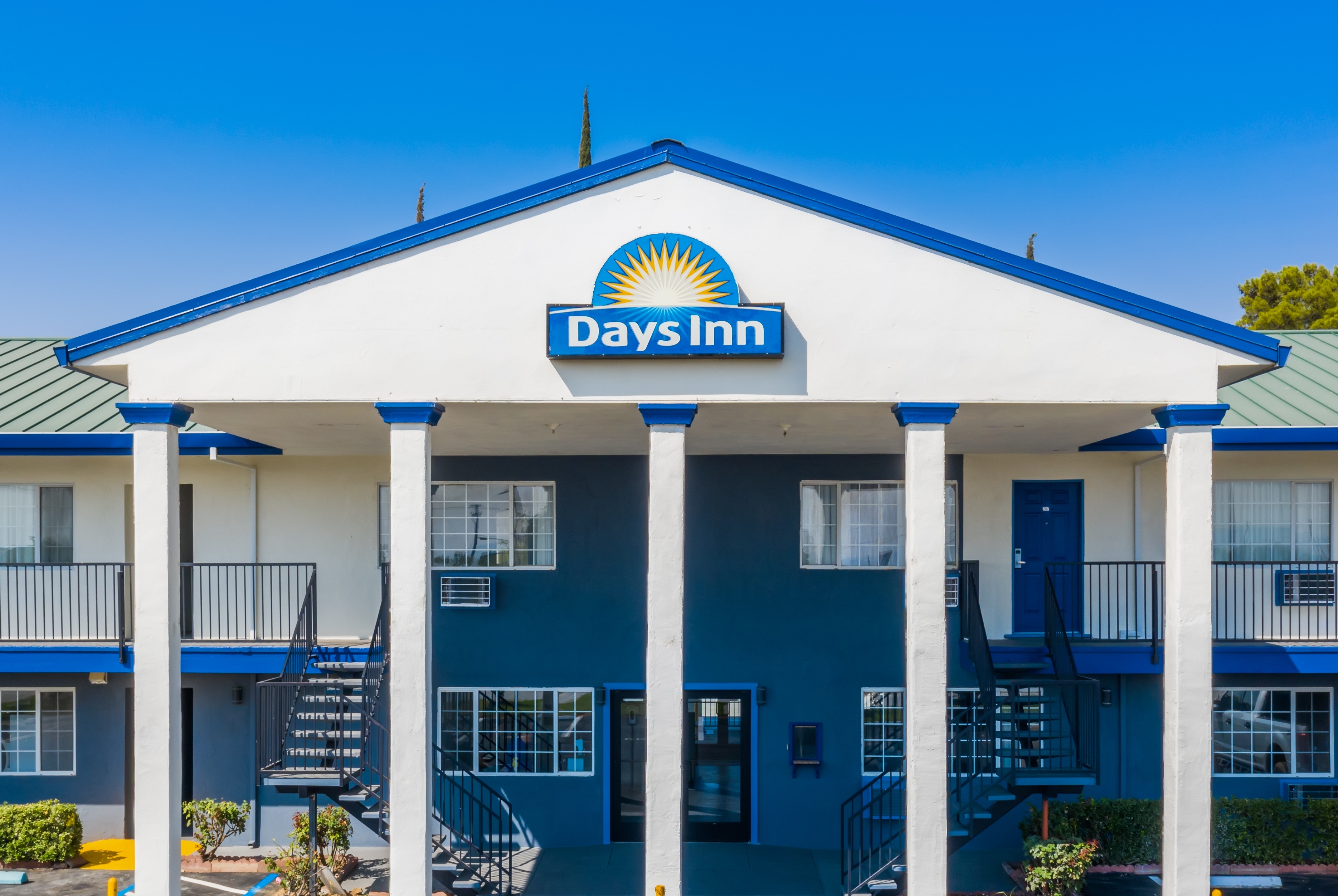 Exterior of Days Inn by Wyndham Red Bluff hotel in Red Bluff, California
