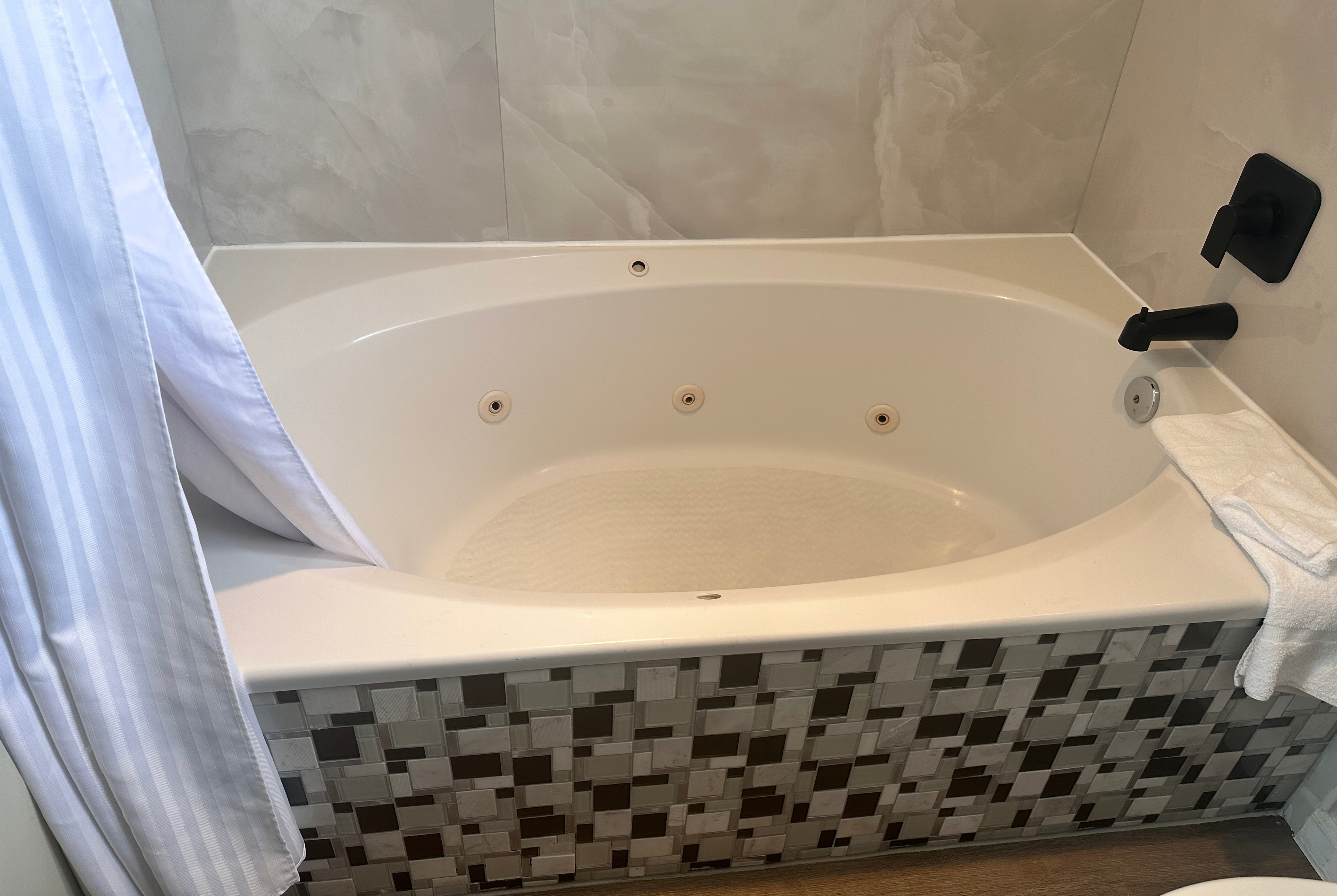 Guest room bath at the Days Inn by Wyndham Rocklin/Sacramento in Rocklin, California