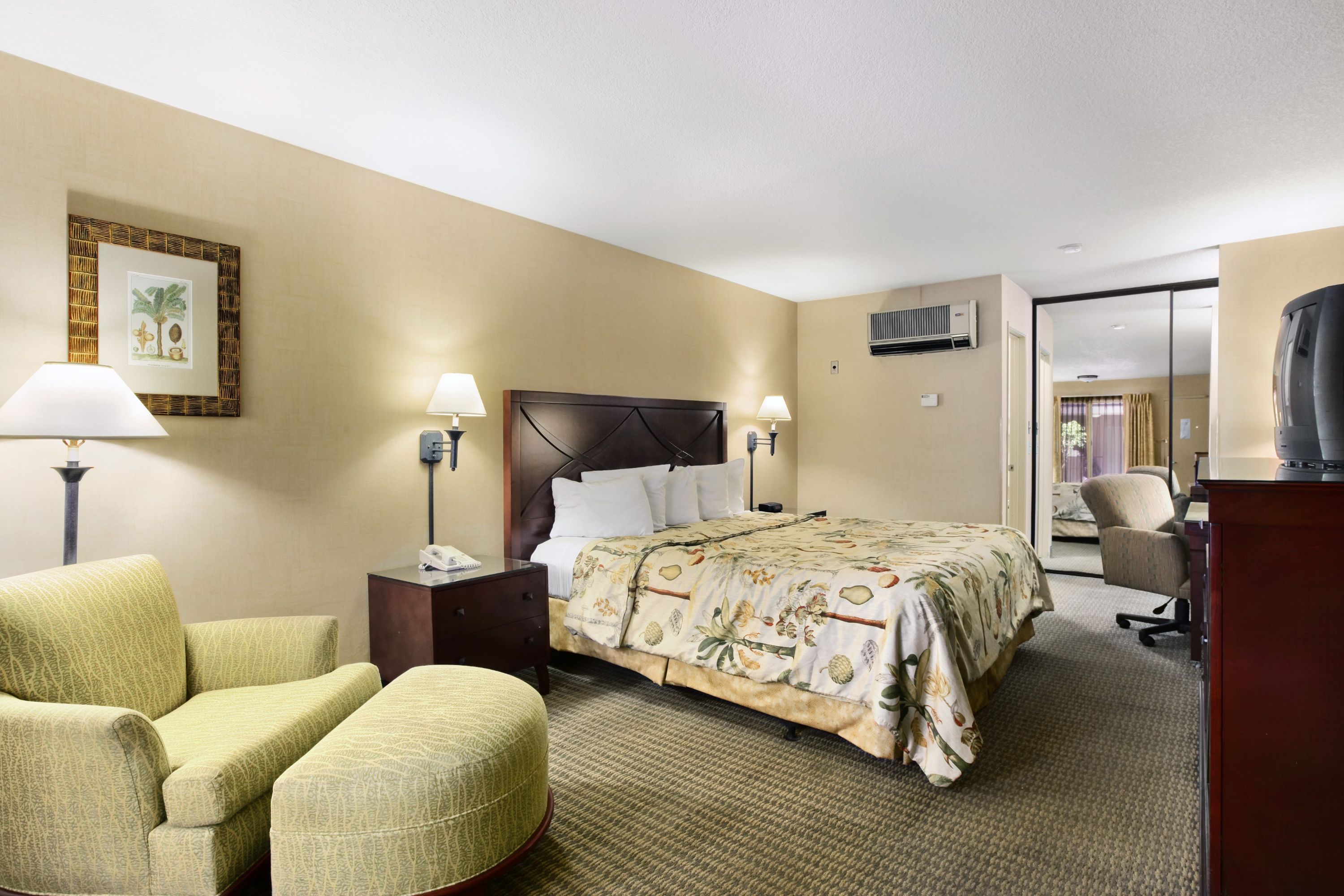 Days Inn Amp Suites By Wyndham San Diego Near Sea World