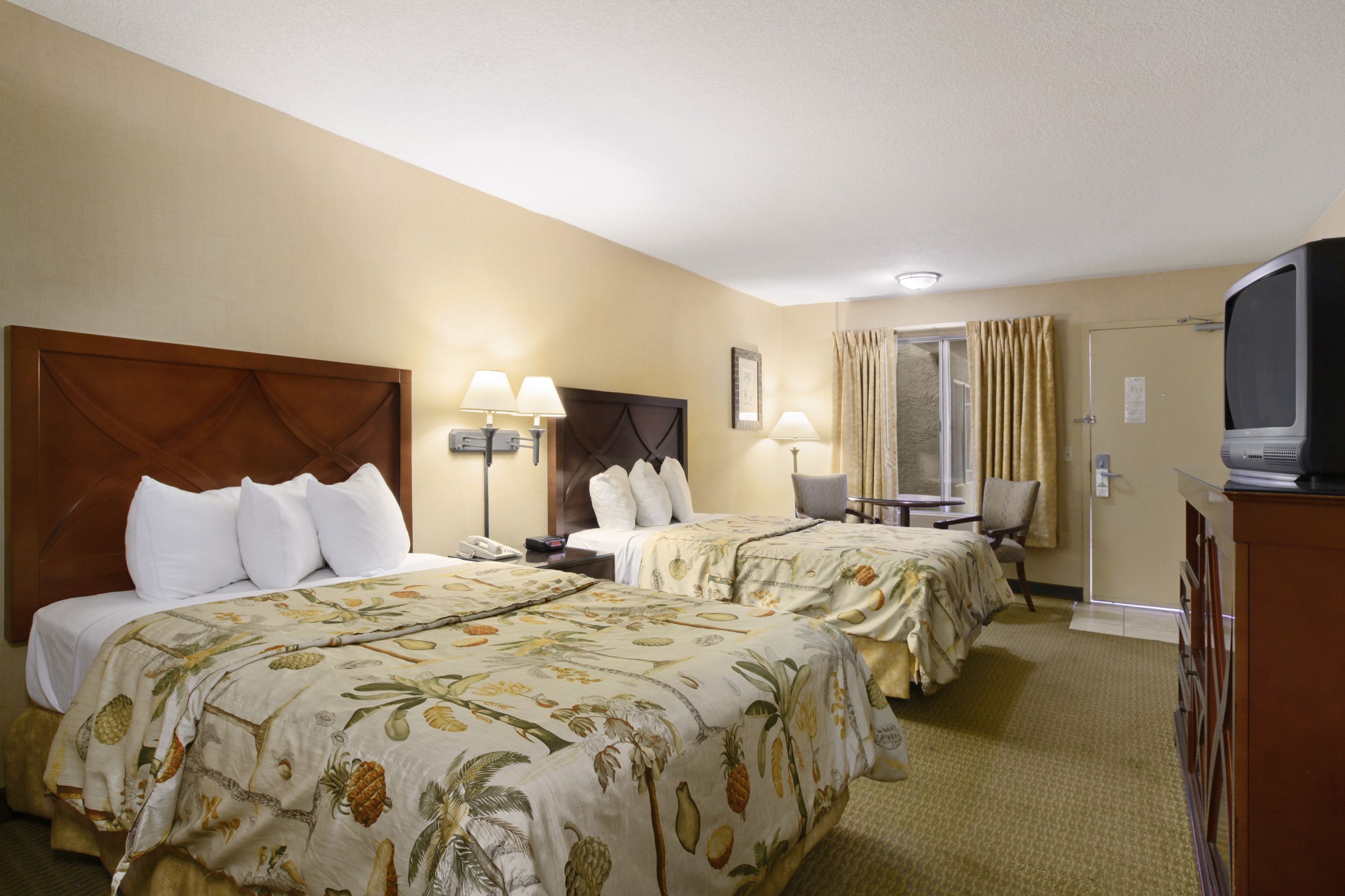 Days Inn Amp Suites By Wyndham San Diego Near Sea World