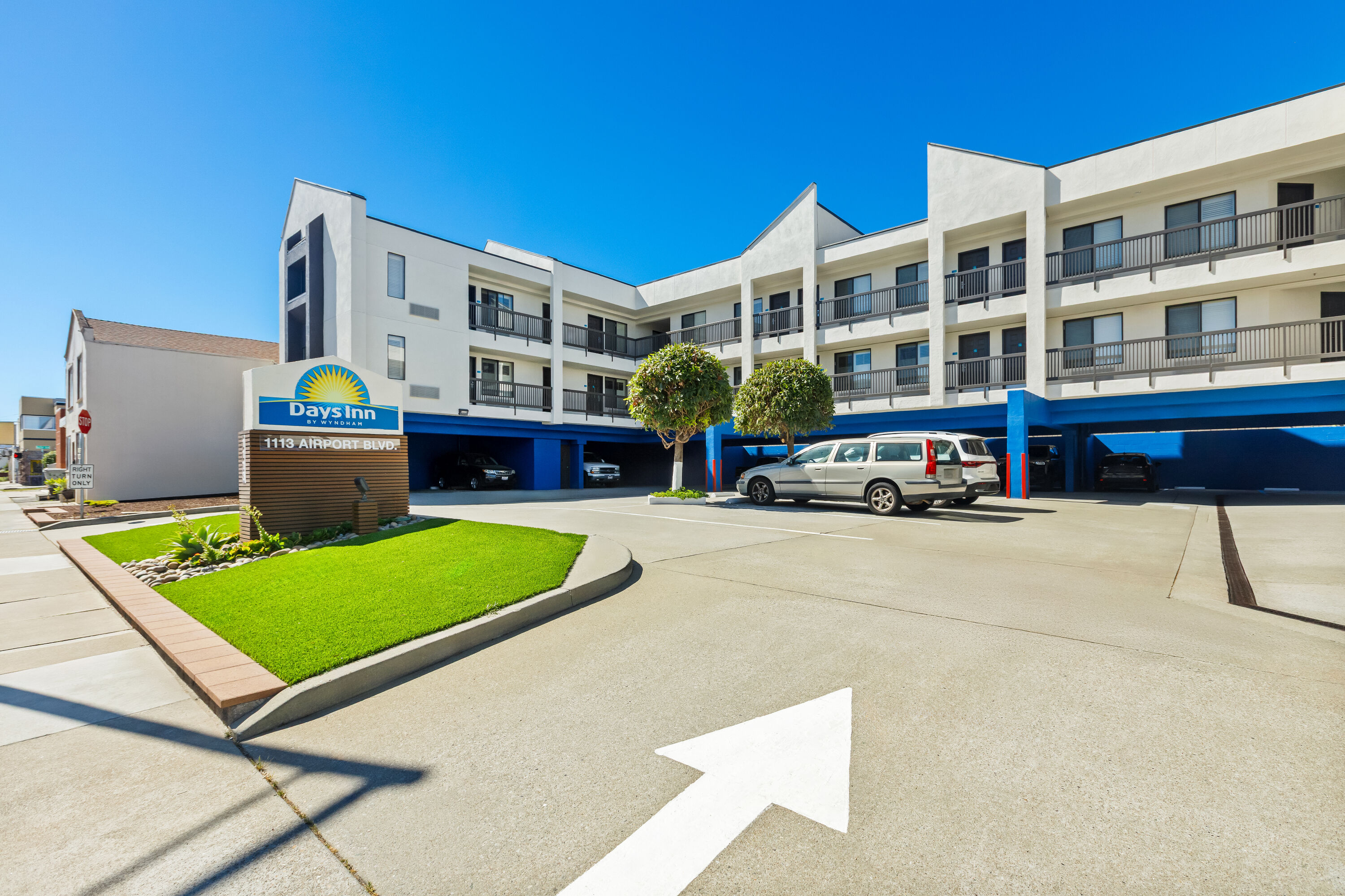 Exterior Day Image of Days Inn by Wyndham San Francisco S/Oyster Point Airport hotel in South San Francisco, California