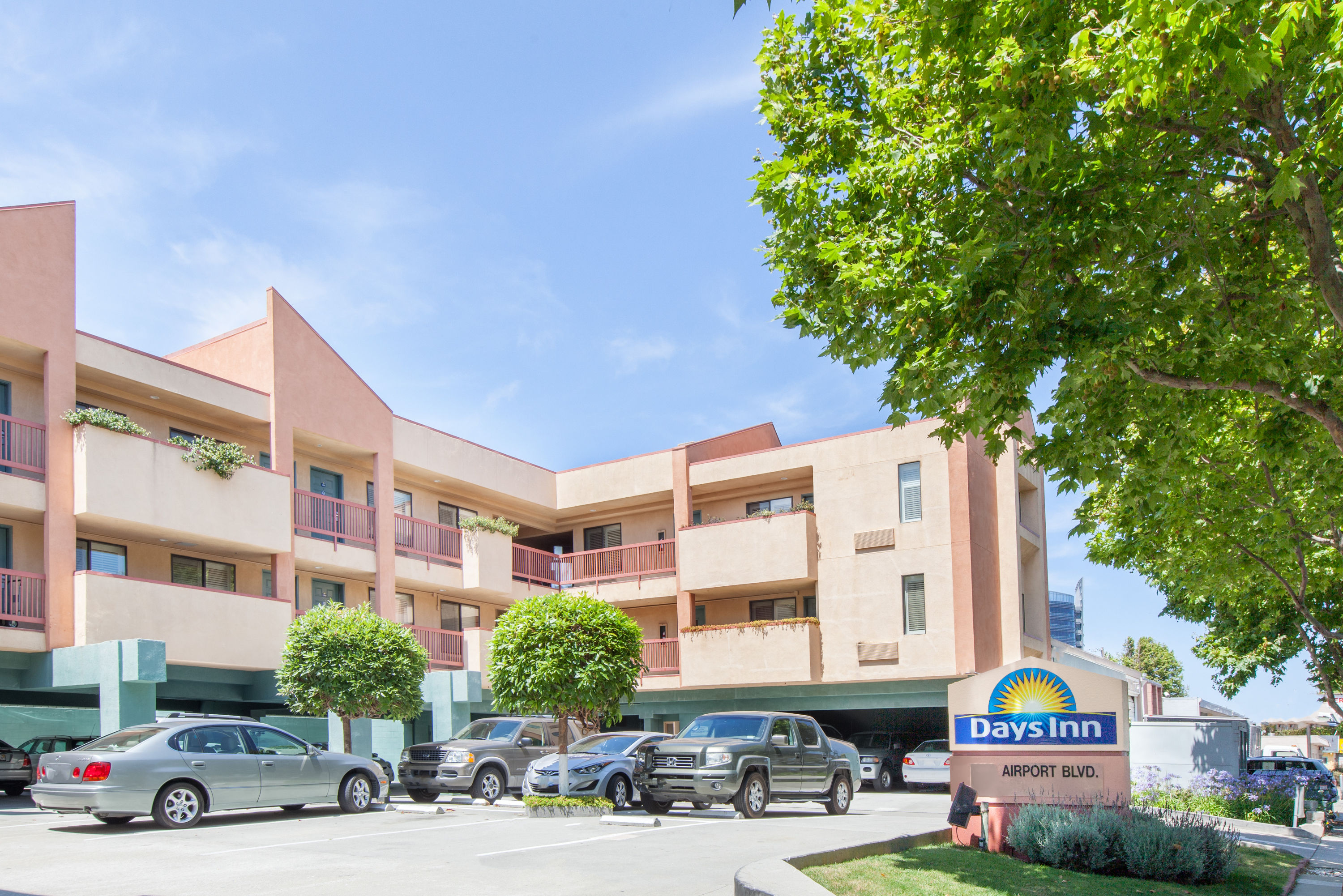 Exterior of Days Inn by Wyndham San Francisco S/Oyster Point Airport hotel in South San Francisco, California