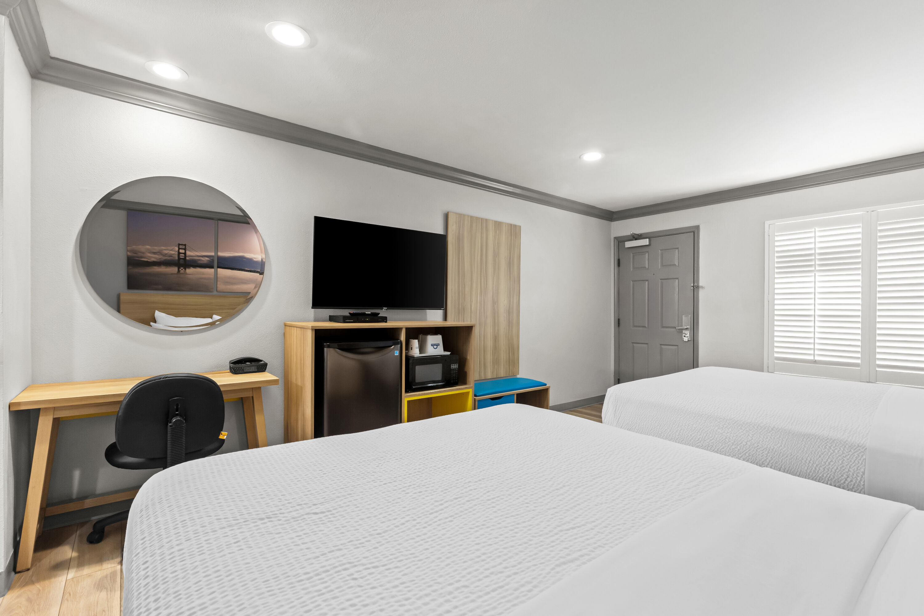 Double bed guest room at the Days Inn by Wyndham San Francisco S/Oyster Point Airport in South San Francisco, California