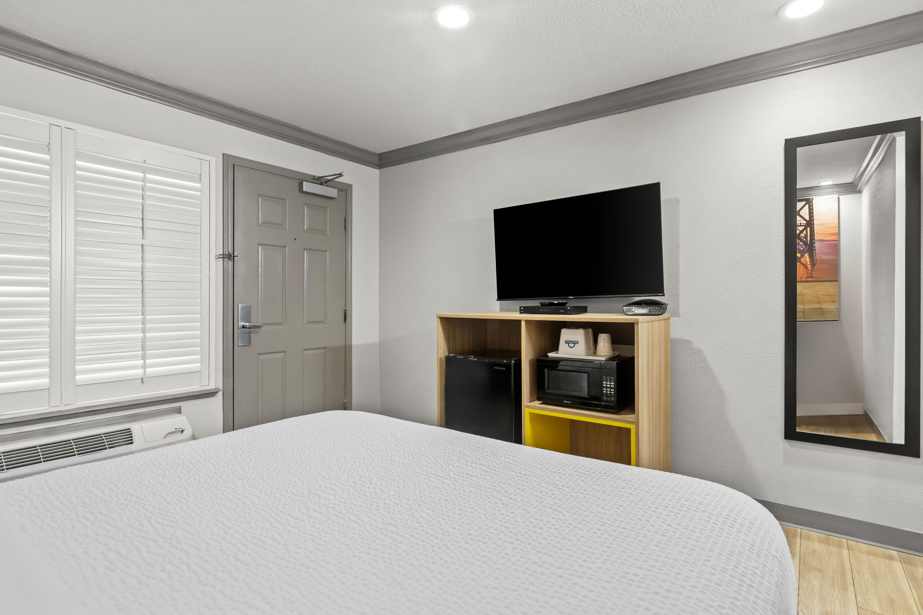 Queen bed guest room at the Days Inn by Wyndham San Francisco S/Oyster Point Airport in South San Francisco, California