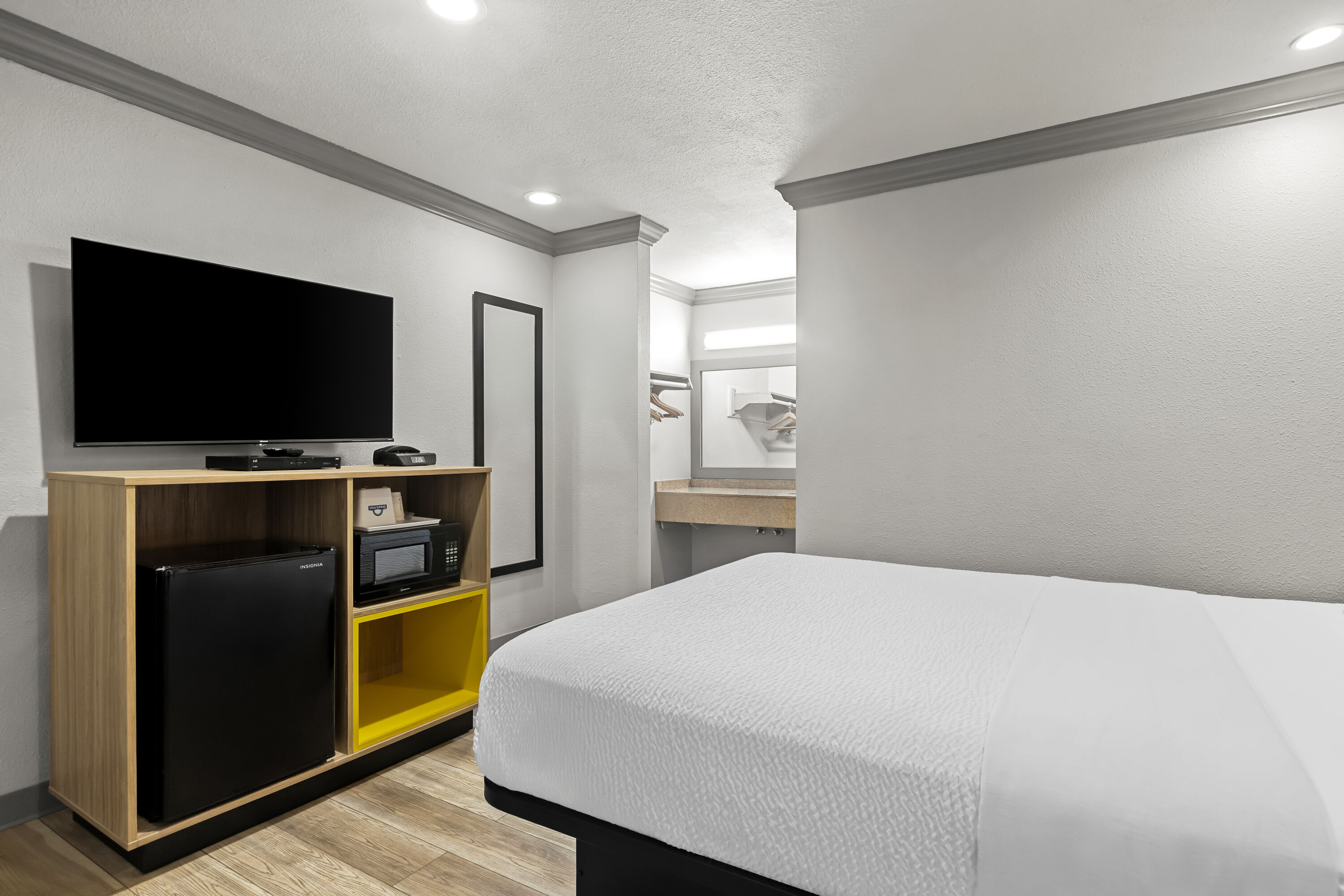 Queen bed guest room at the Days Inn by Wyndham San Francisco S/Oyster Point Airport in South San Francisco, California