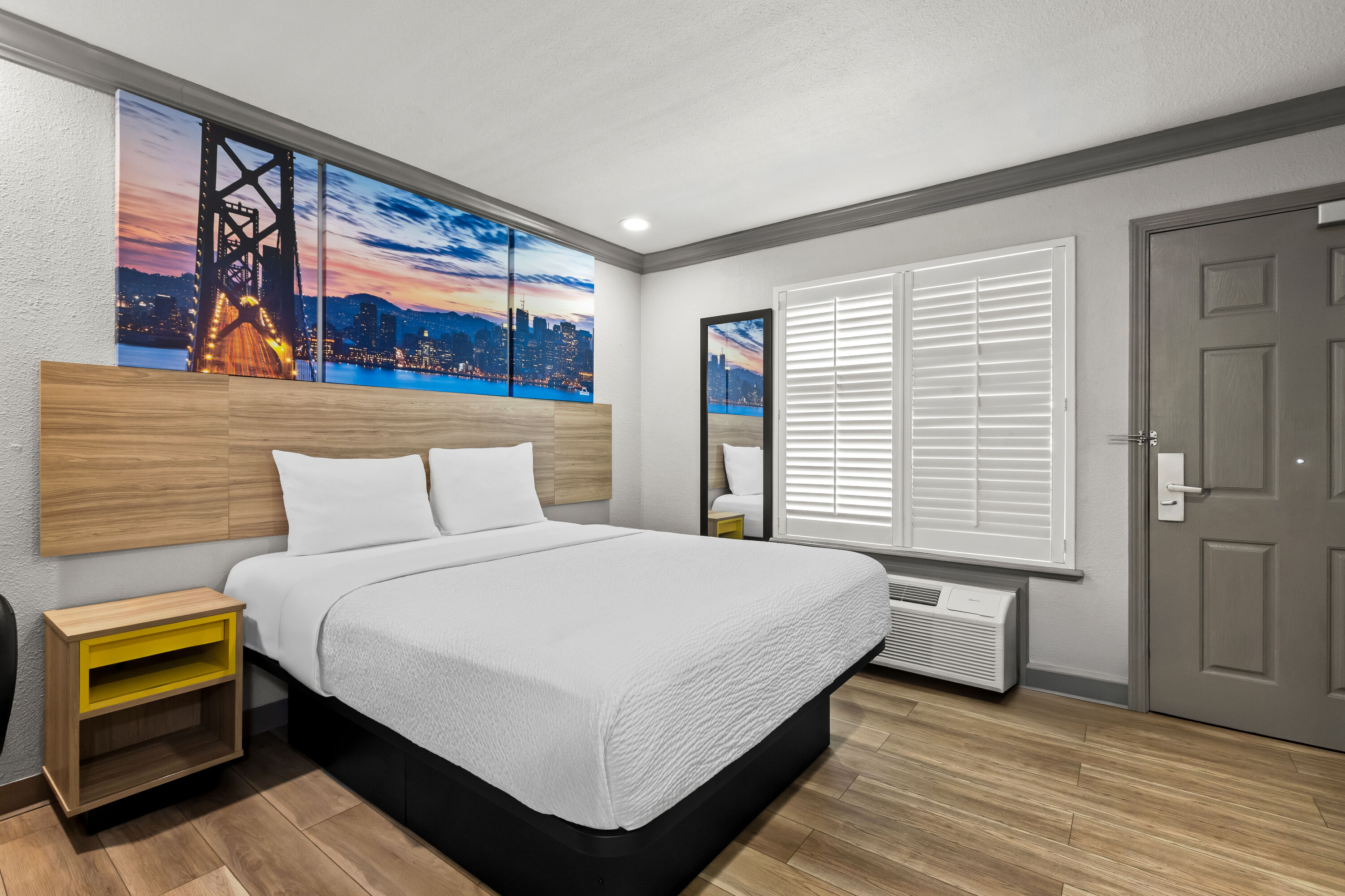 Queen bed guest room at the Days Inn by Wyndham San Francisco S/Oyster Point Airport in South San Francisco, California