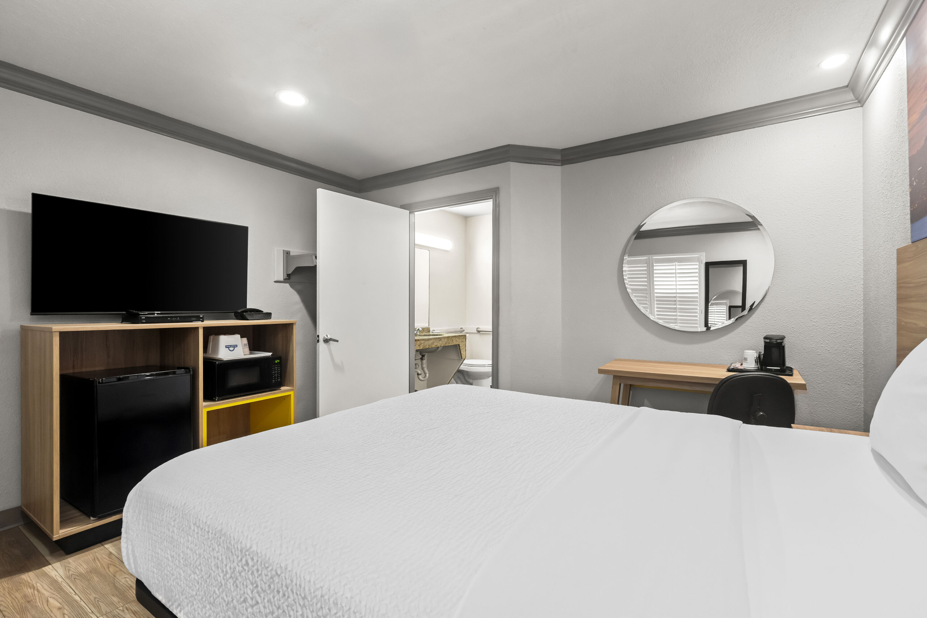 Queen bed guest room at the Days Inn by Wyndham San Francisco S/Oyster Point Airport in South San Francisco, California