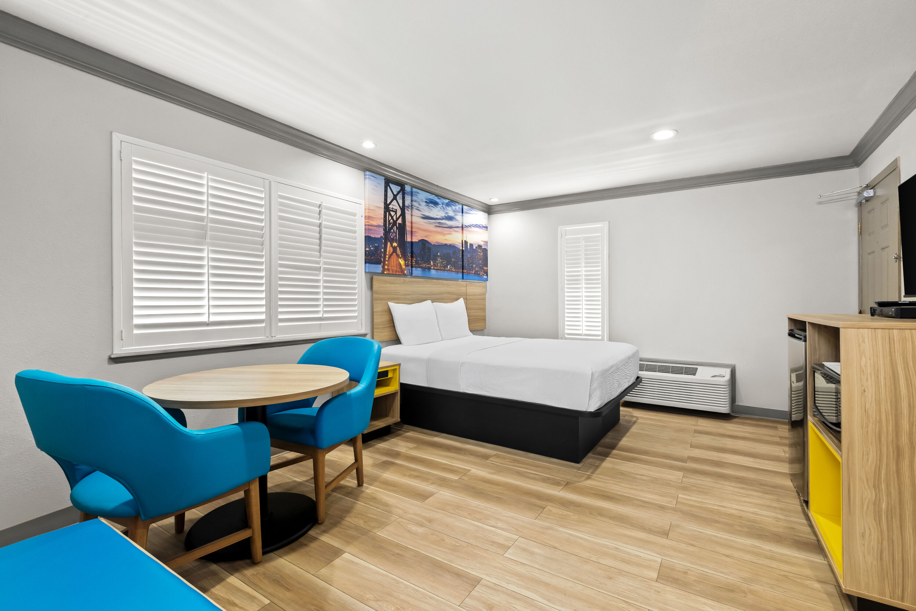 Queen bed guest room at the Days Inn by Wyndham San Francisco S/Oyster Point Airport in South San Francisco, California