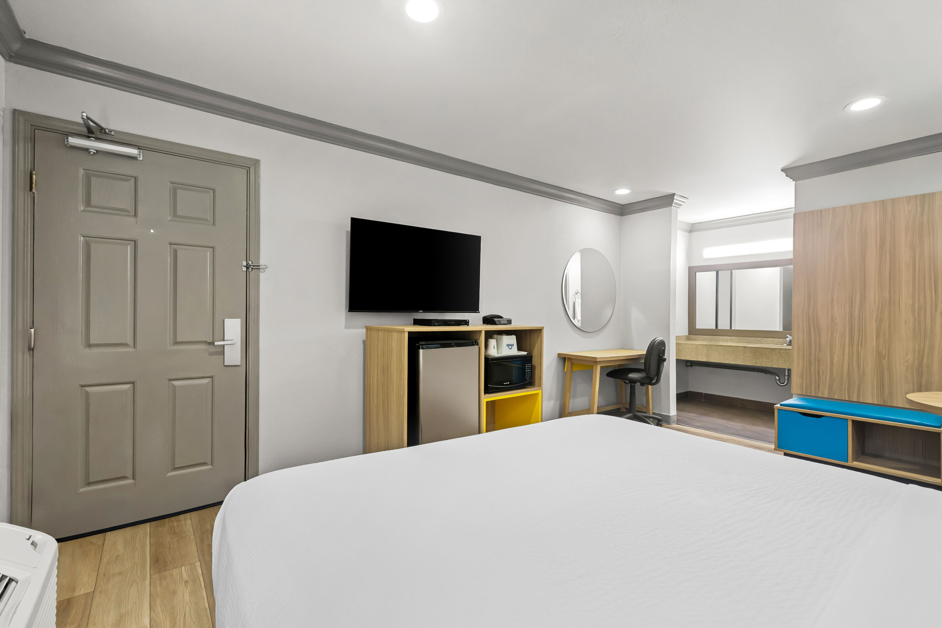 Queen bed guest room at the Days Inn by Wyndham San Francisco S/Oyster Point Airport in South San Francisco, California