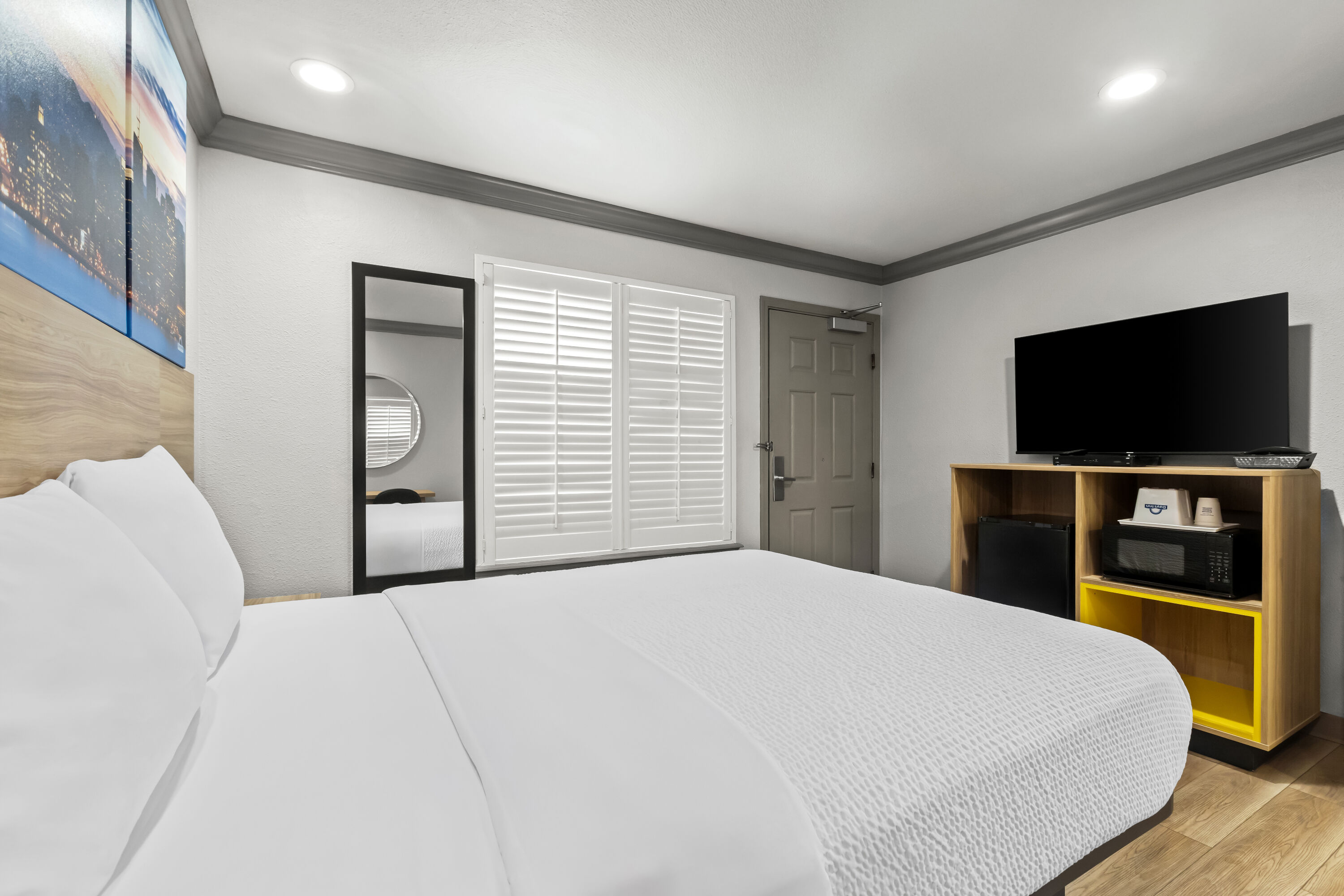 Queen bed guest room at the Days Inn by Wyndham San Francisco S/Oyster Point Airport in South San Francisco, California