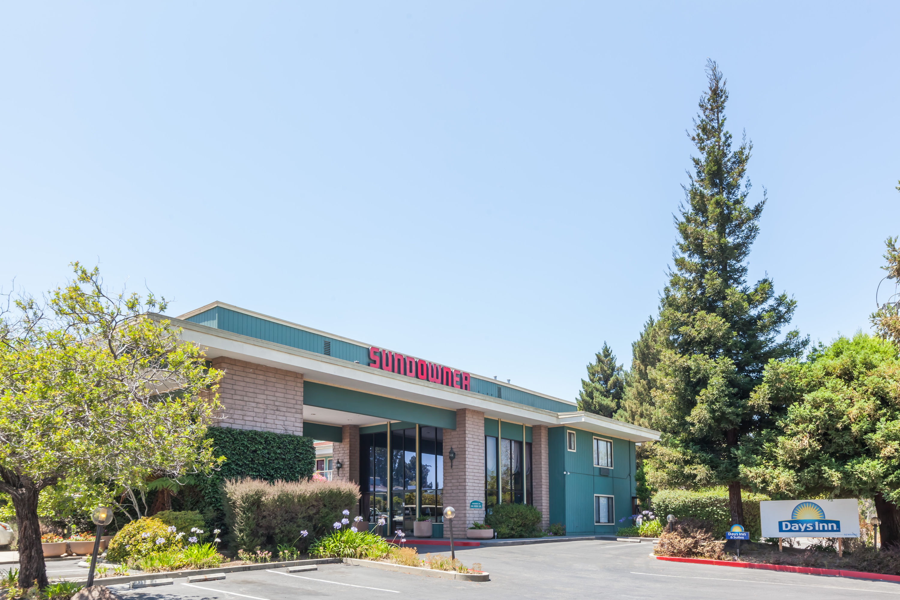Exterior of Days Inn & Suites by Wyndham Sunnyvale hotel in Sunnyvale, California