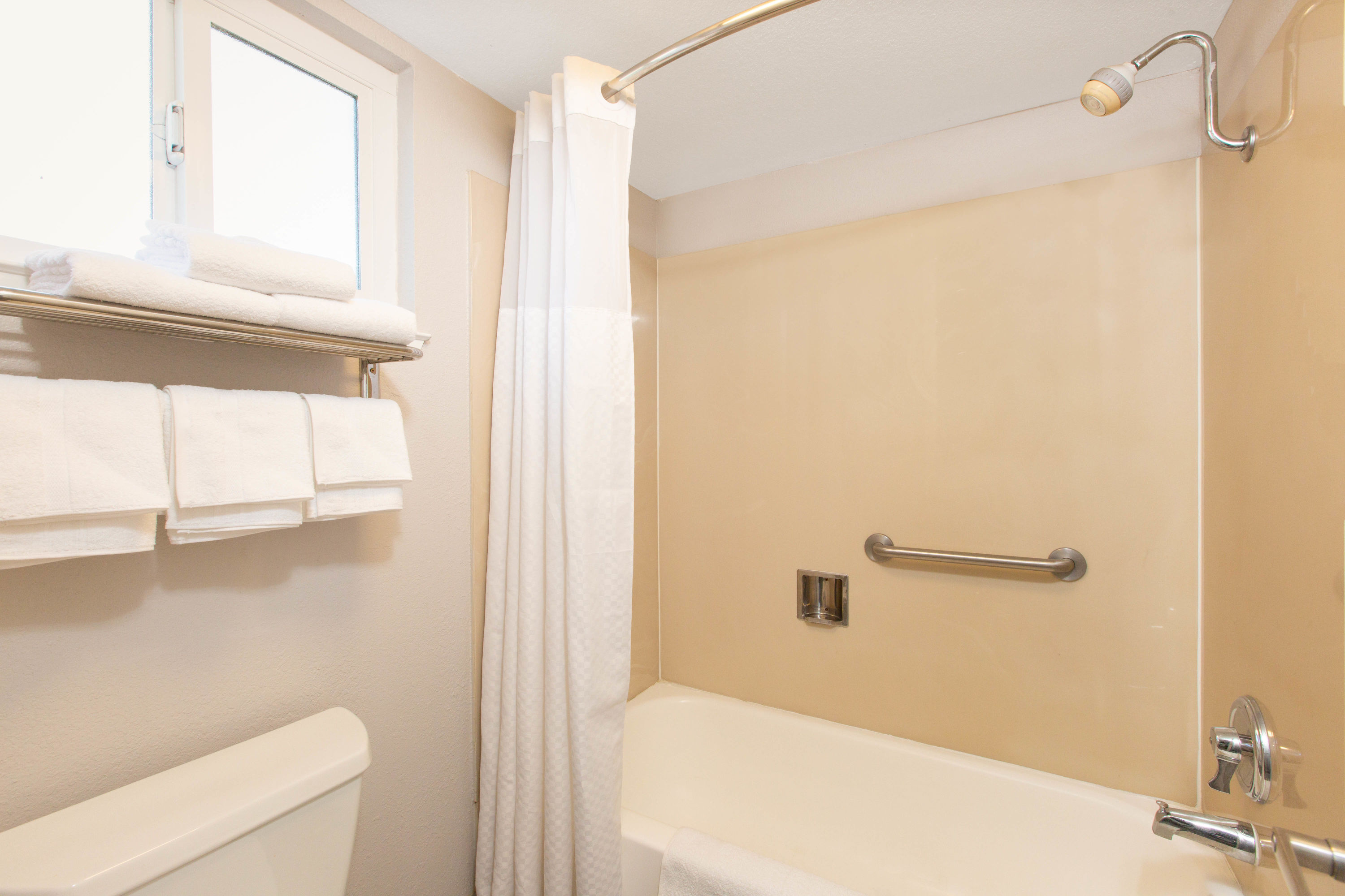 Guest room bath at the Days Inn by Wyndham Ukiah in Ukiah, California