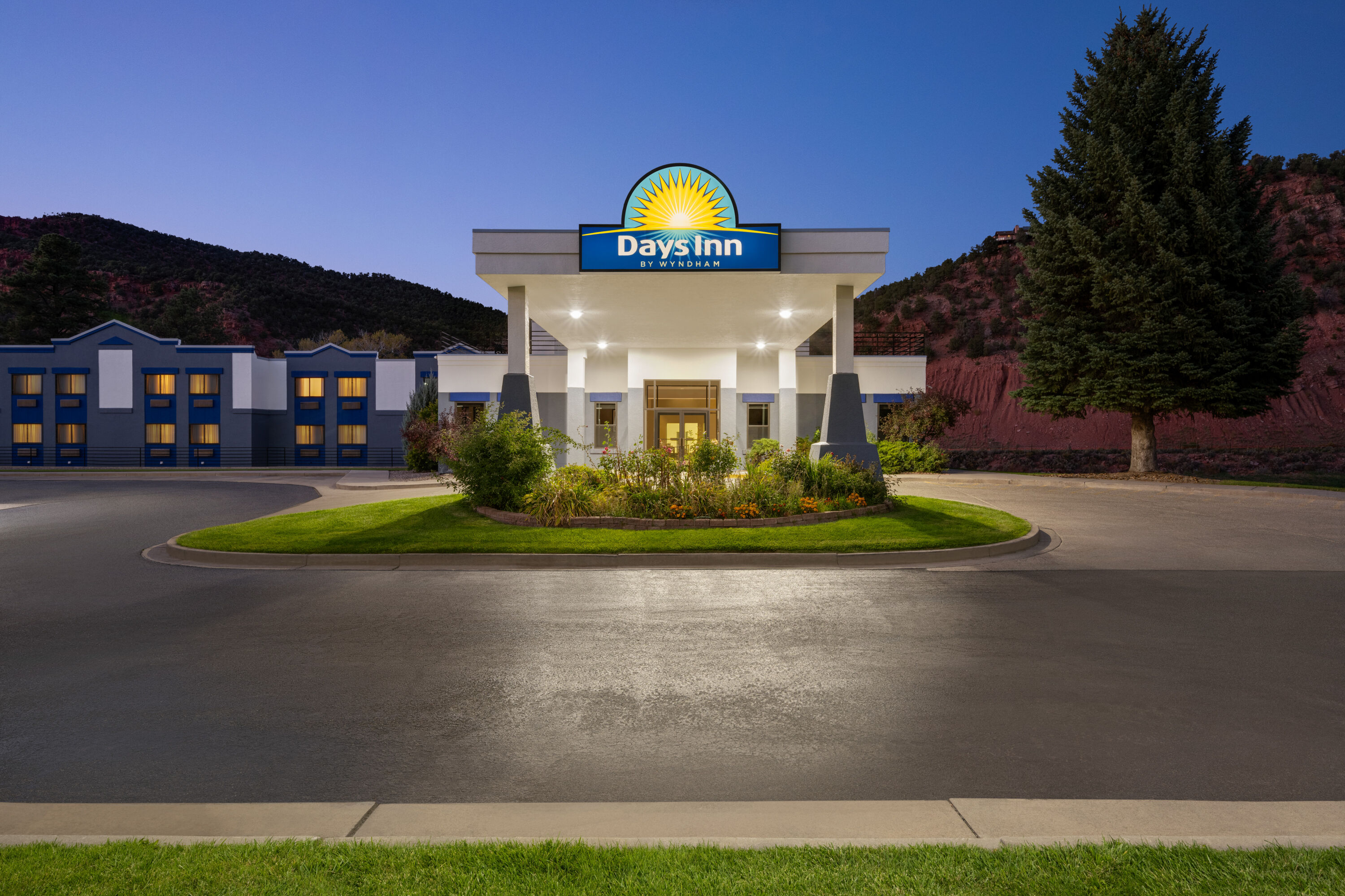 Exterior of Days Inn by Wyndham Carbondale hotel in Carbondale, Colorado