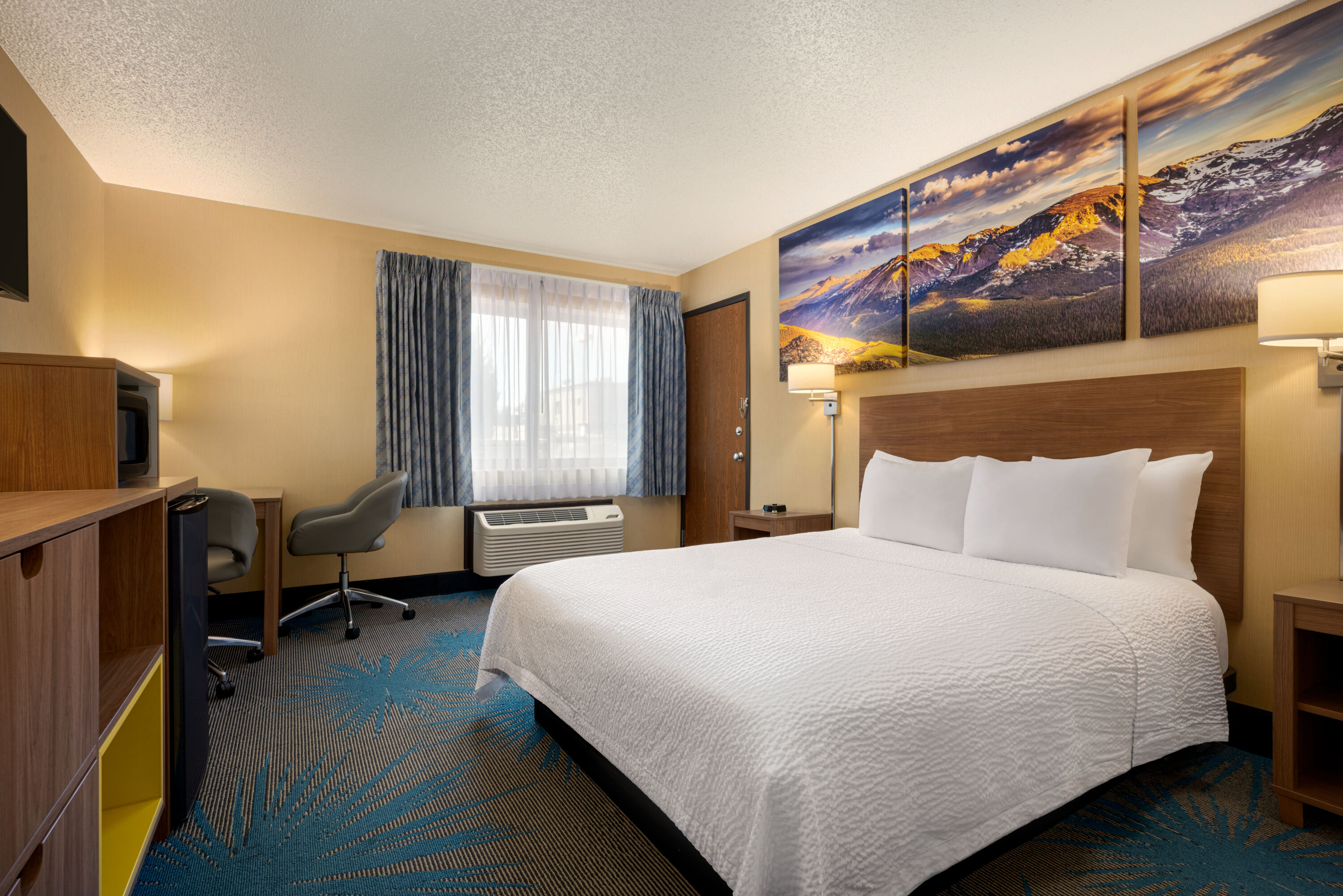 Guest room at the Days Inn by Wyndham Carbondale in Carbondale, Colorado
