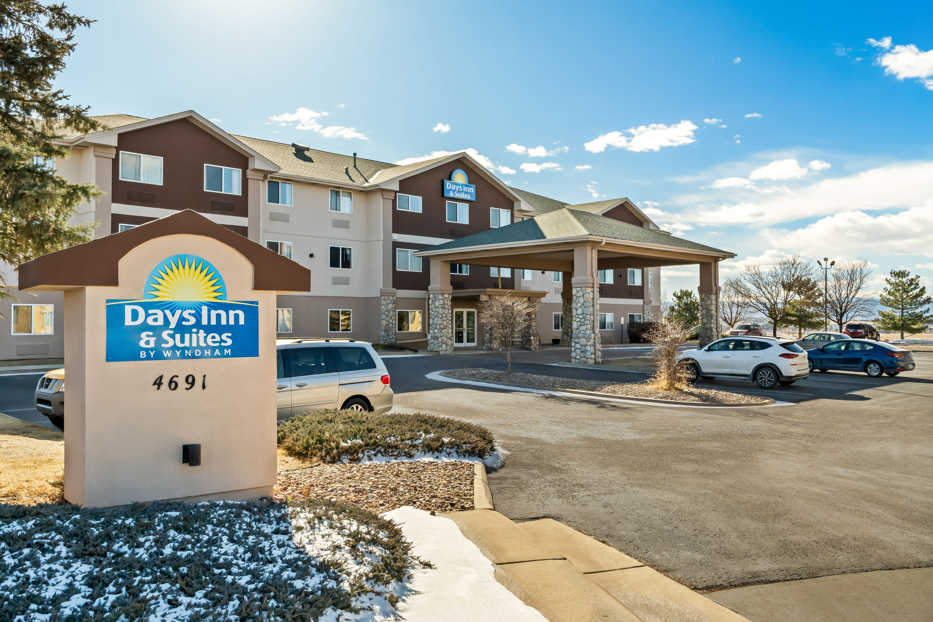 Exterior Day Image of Days Inn & Suites by Wyndham Castle Rock hotel in Castle Rock, Colorado
