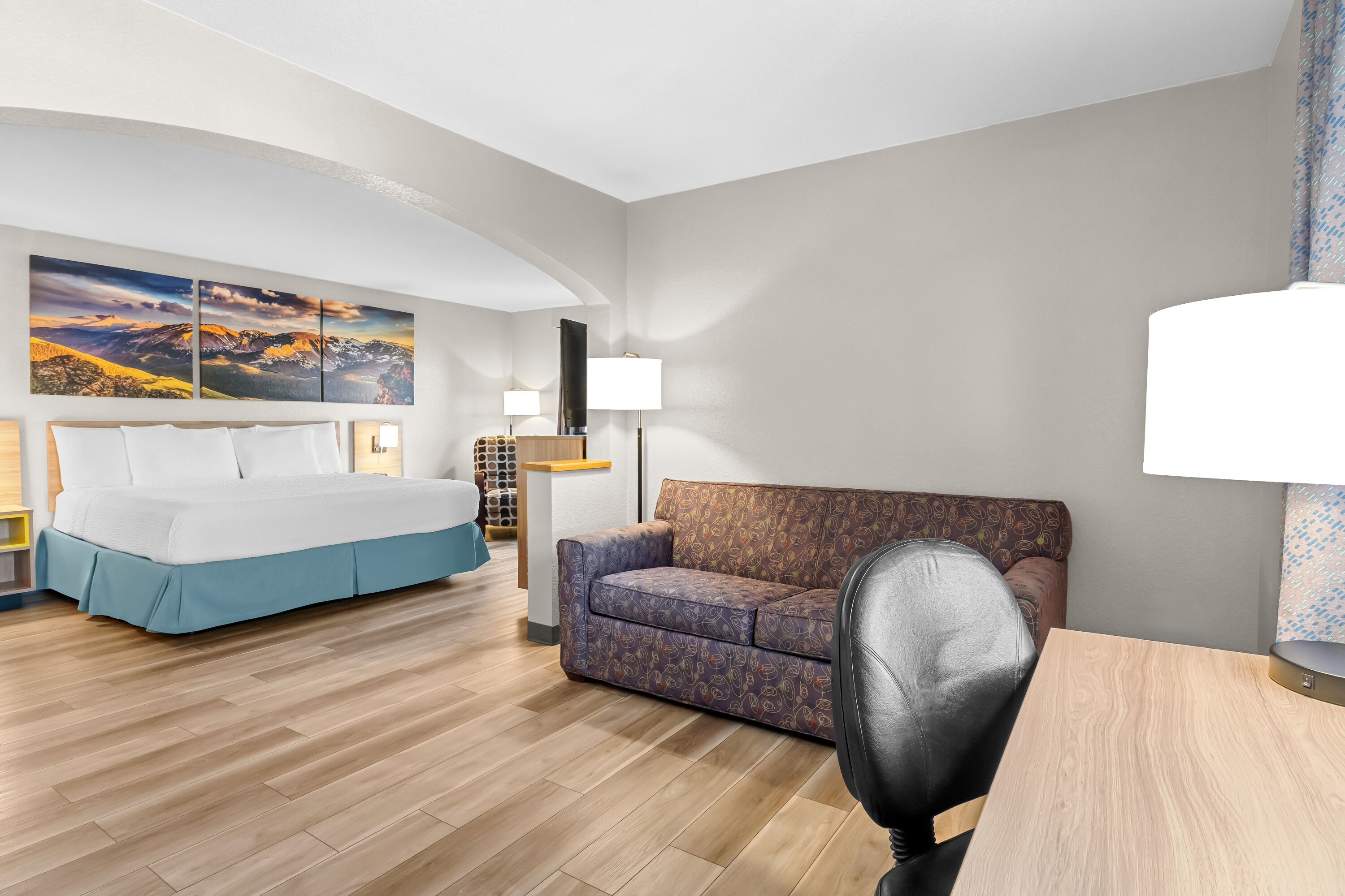 Days Inn & Suites by Wyndham Castle Rock hot tub suite in Castle Rock, Colorado