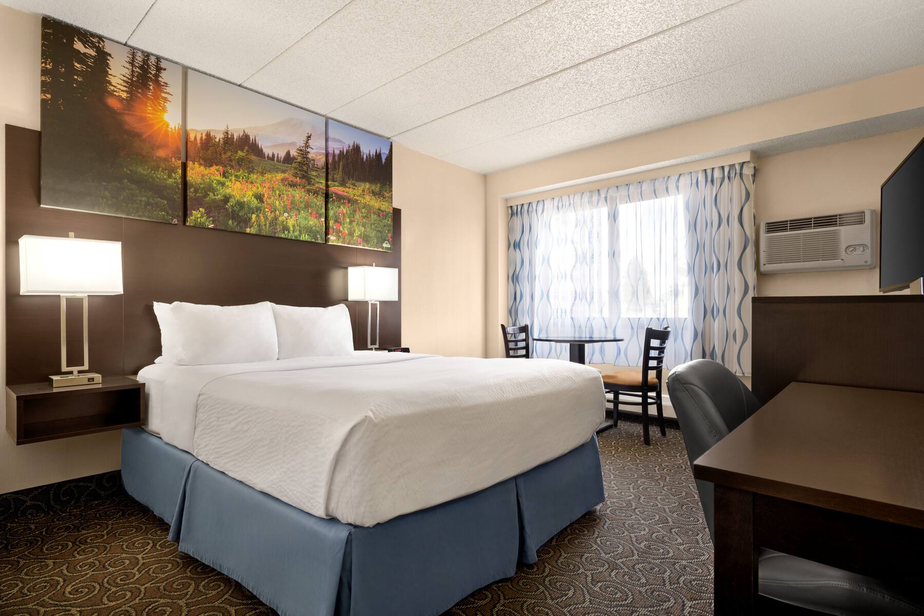 Guest room at the Day Inn Fort Collins in Fort Collins, Colorado Guest room at the Day Inn Fort Collins in Fort Collins, Colorado