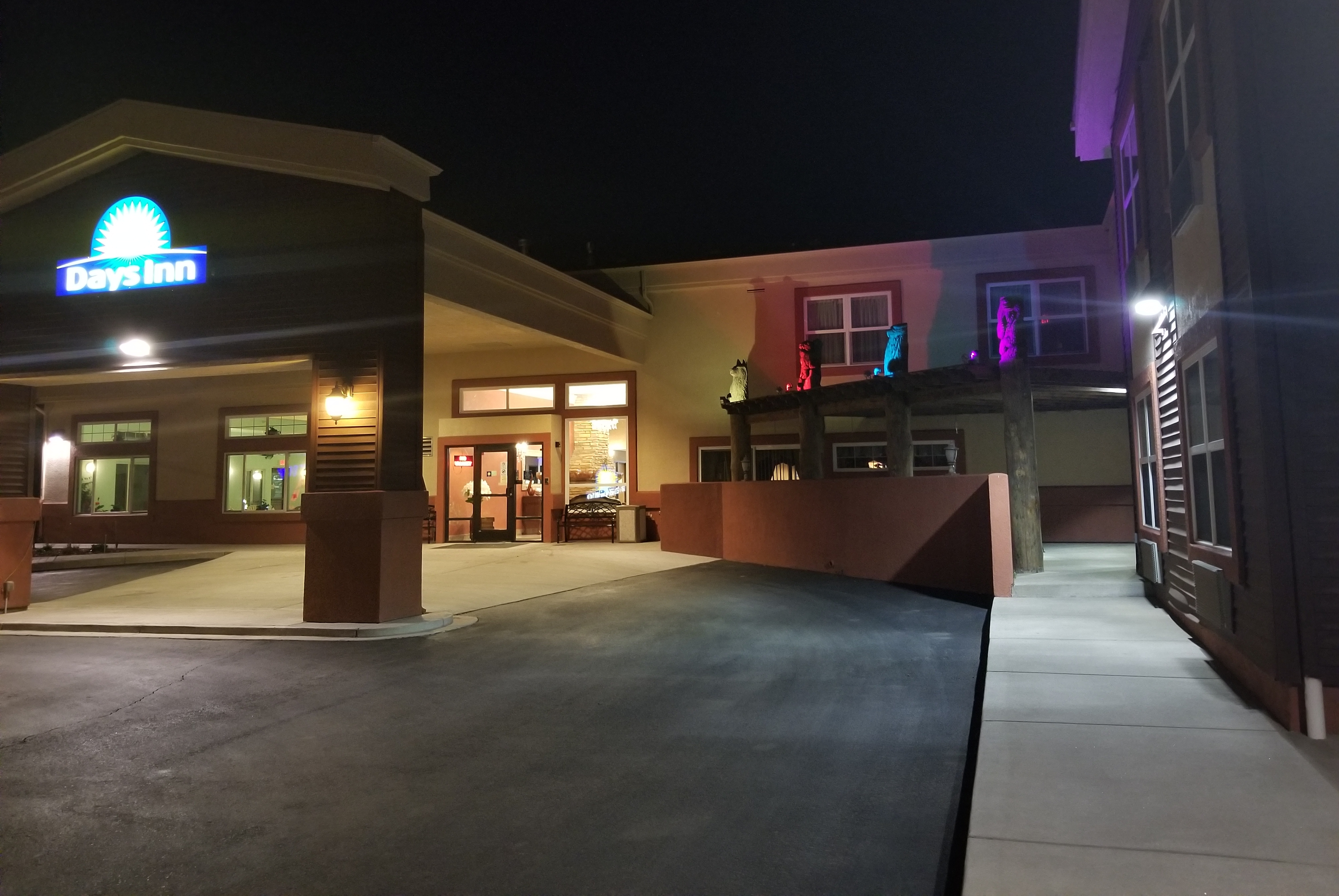 Exterior Night Image of Days Inn by Wyndham Manitou Springs hotel in Manitou Springs, Colorado
