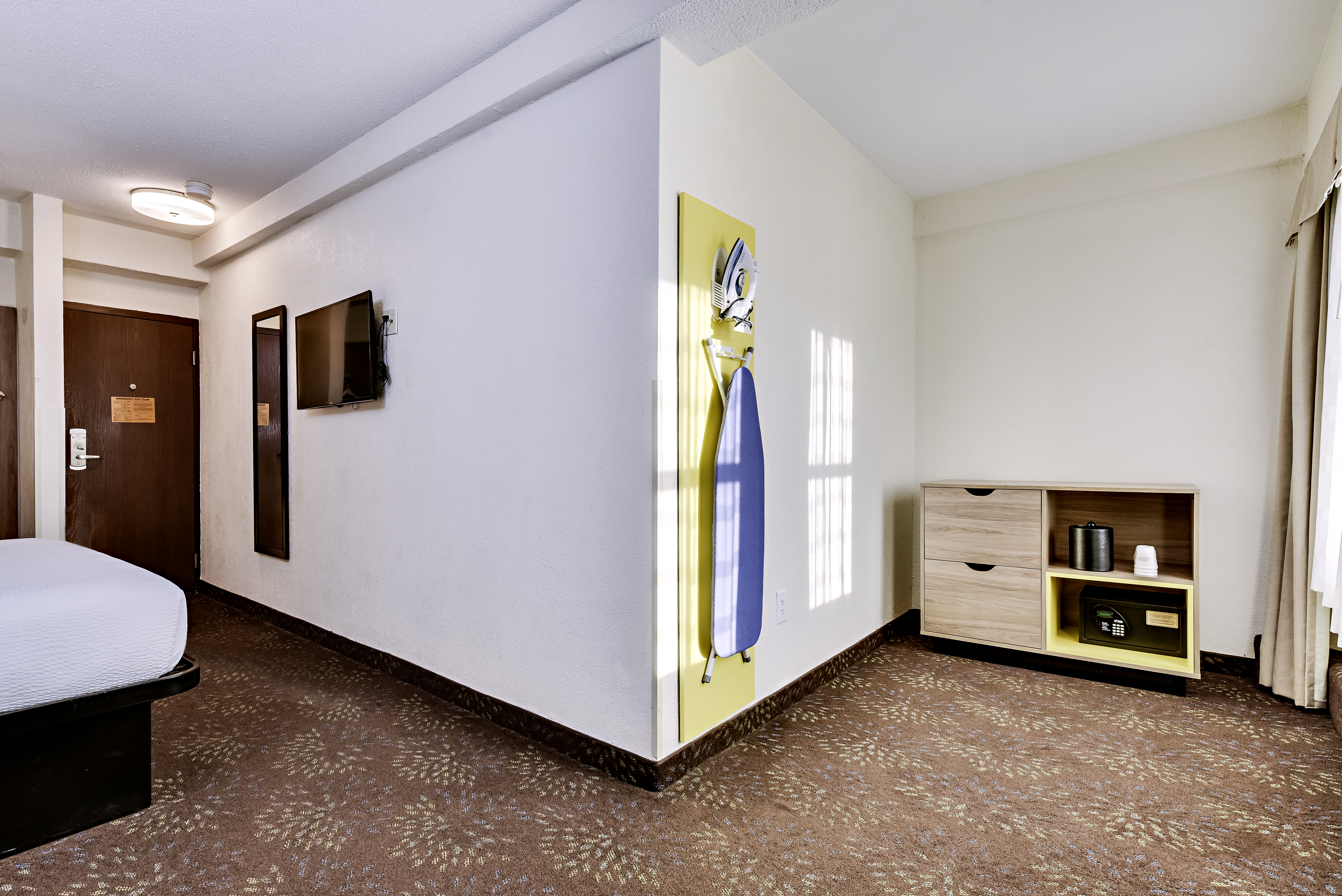 Guest room at the Days Inn by Wyndham Washington DC/Connecticut Avenue in Washington, District Of Columbia